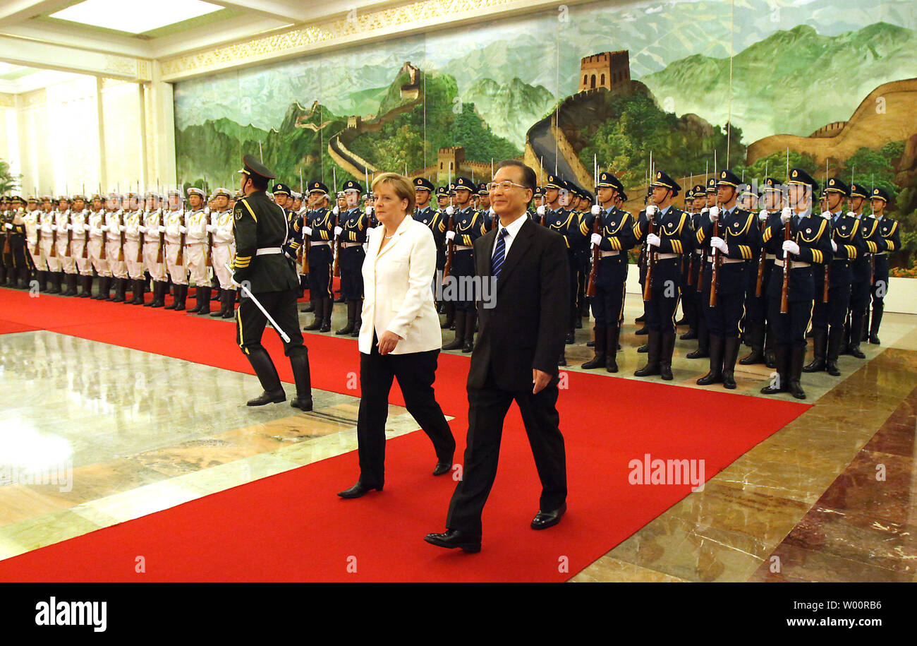 Die deutsche Bundeskanzlerin Angela Merkel und Chinas Ministerpräsident Wen Jiabao (R) eine militärische Ehrengarde während der Begrüßungszeremonie in der Großen Halle des Volkes in Peking am 16. Juli 2010 prüfen. China und Deutschland Handelsprotektionismus erheben und Suchen nicht Handelsüberschüsse, Wen sagte. UPI/Stephen Rasierer Stockfoto