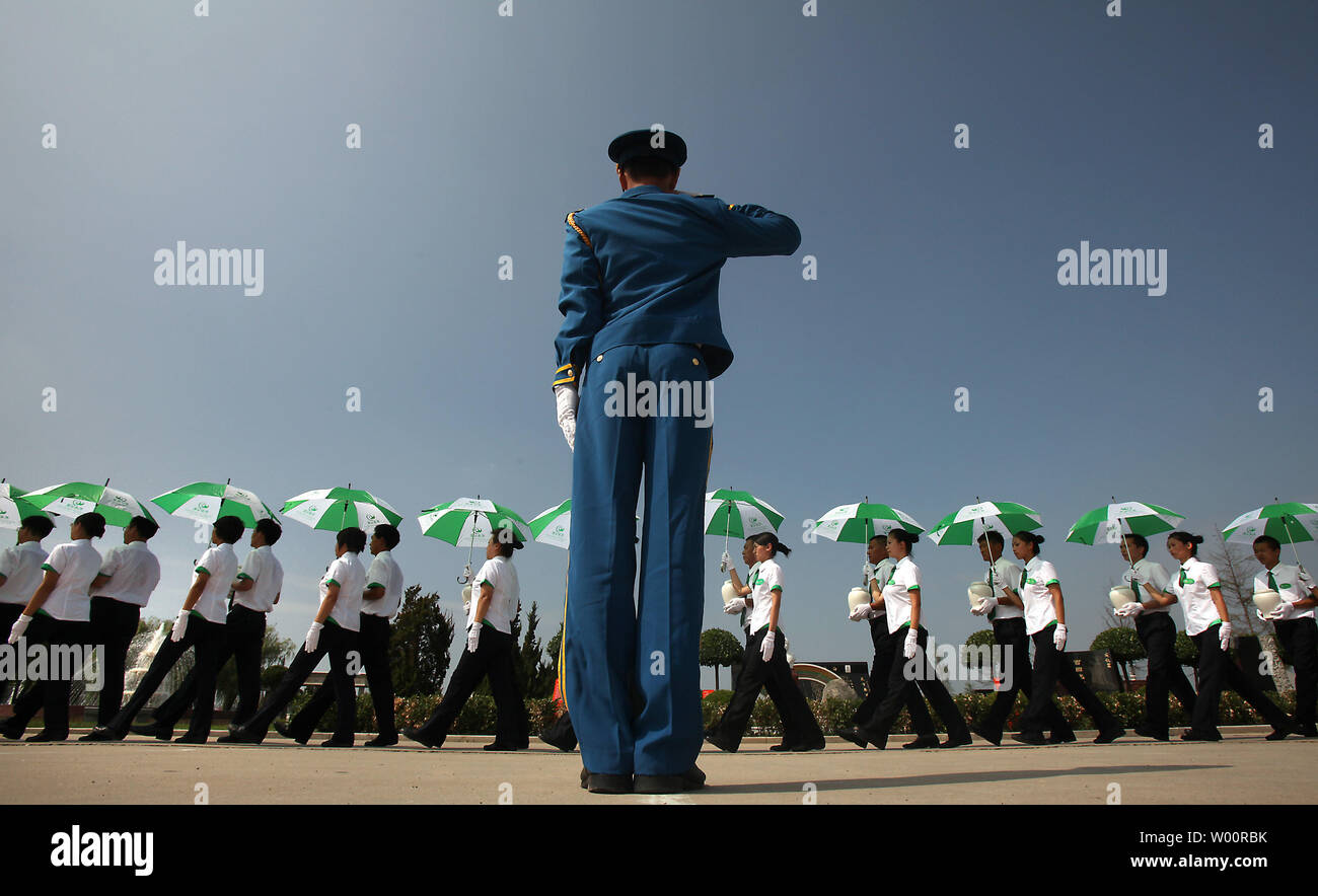 Junge chinesische Soldaten durchführen Beerdigung Aufgaben von 280 biologisch abbaubaren Urnen während einer kollektiven eco-Begräbnis auf dem Friedhof von Tianjin, am 20. Juli 2010. Die patentierte Urnen in China, sind entworfen worden, um den Schutz der Umwelt als Raum an Friedhöfe zu leisten hat ein ernstes Problem in einem Land, das noch 1/5 der Bevölkerung in der Welt und hat eine Sterblichkeitsrate von bis zu 10 Million ein Jahr geworden. UPI/Stephen Rasierer Stockfoto