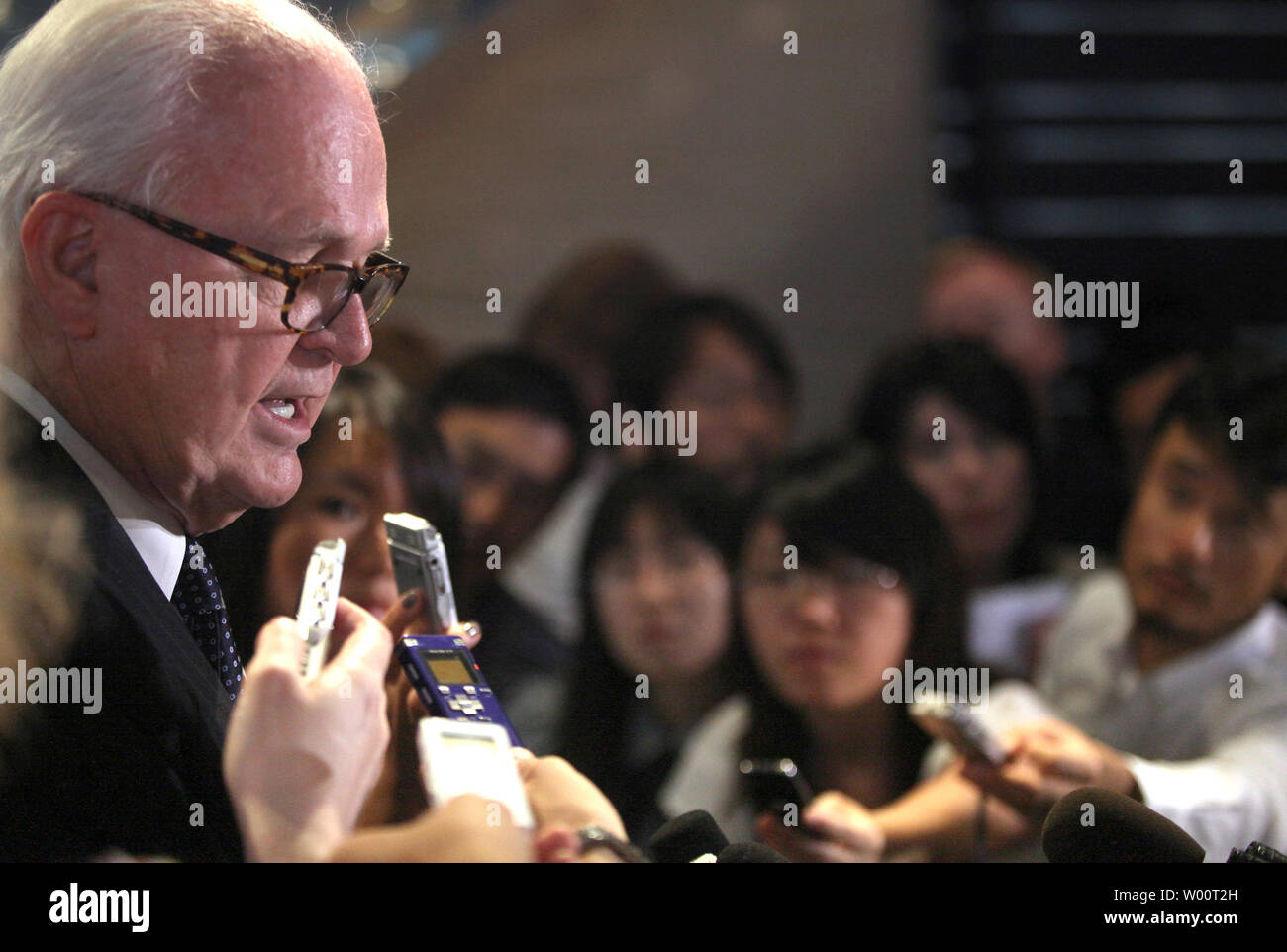 Der US-Sondergesandte für Nordkorea, Stephen Bosworth hält eine improvisierte Pressekonferenz in der Lobby eines Hotels in Peking am 16. September 2010. Bosworth, Seoul, Tokio und Peking reisen liegt inmitten eines Push von China nuklearen Abrüstung Gespräche zu starten, sagte Washington seine Strategie des Dialogs und der Verhandlungen mit Nordkorea fortfahren würde, während gleichzeitig die Durchsetzung neuer Sanktionen. UPI/Stephen Rasierer Stockfoto