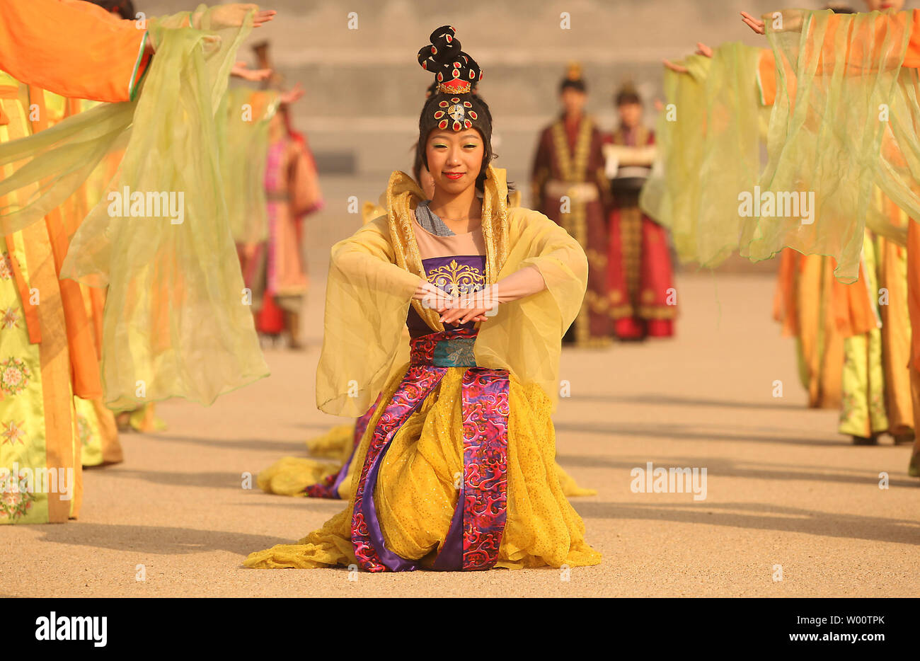 Chinesische Schauspieler eine imperiale Ritus in den riesigen Innenhof des neu renovierten Daming Palace, eine alte chinesische Hauptstadt seit über zehn Dynastien, in Xian, der Hauptstadt der Provinz Shanxi, 3. Dezember 2010. China ist nach vorn drücken, eine aggressive nationale Programm der Erhaltung zu schützen und tausende von seiner alten Juwelen fördern das Land weiterhin bis zu den inländischen und internationalen Tourismus zu öffnen. UPI/Stephen Rasierer Stockfoto