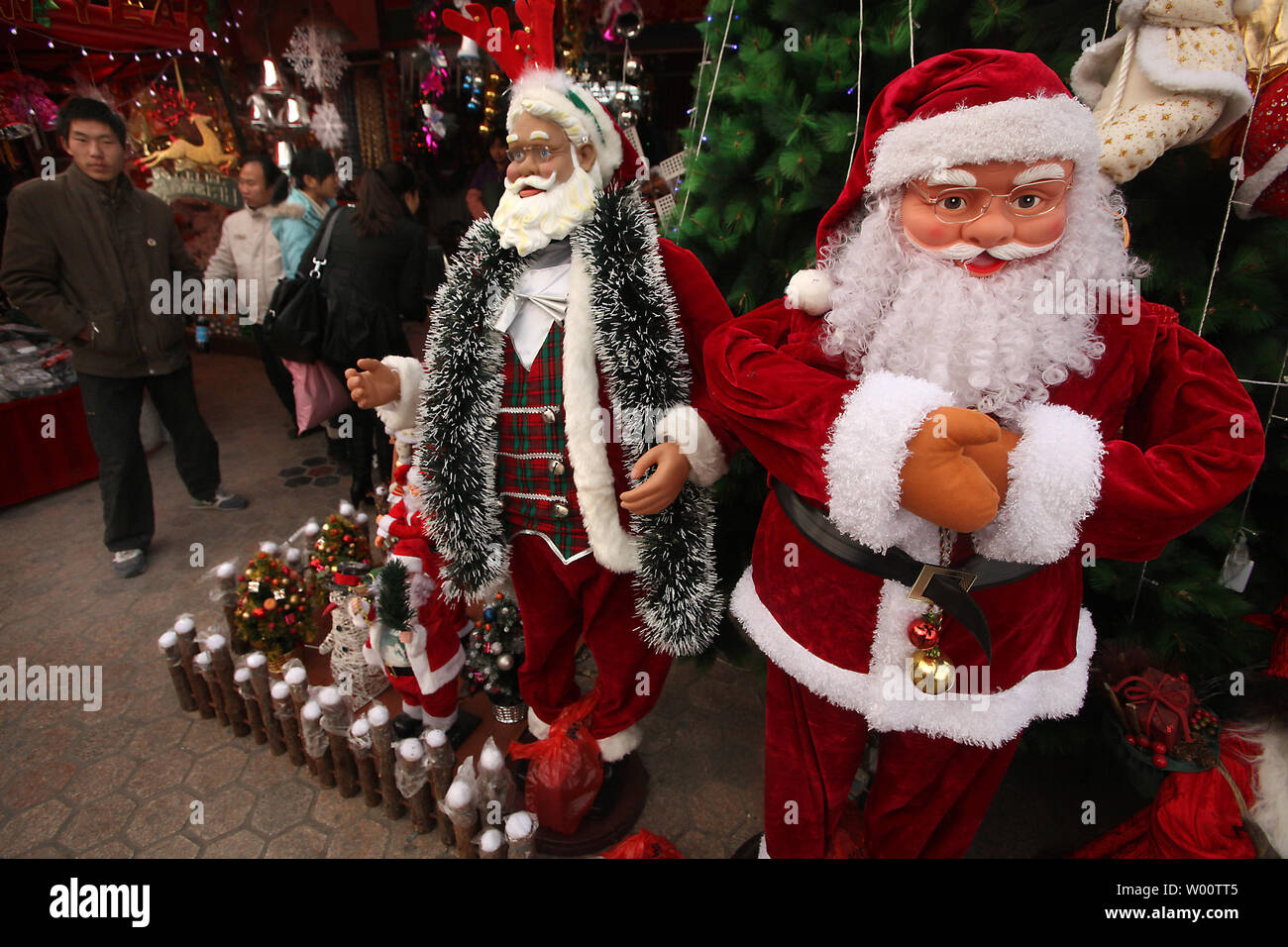Weihnachten Dekorationen und lebensgroße Santa's sind an einer Shopping Mall in der Leitung bis zu Weihnachten in Peking am 7. Dezember 2010 verkauft. Wie Chinas Wirtschaft boomt und inländischen Konsum ist so hoch, Chinesen, die Weihnachten nicht so viel aus historischen Gründen, aber als ein guter Grund zu kaufen. UPI/Stephen Rasierer Stockfoto