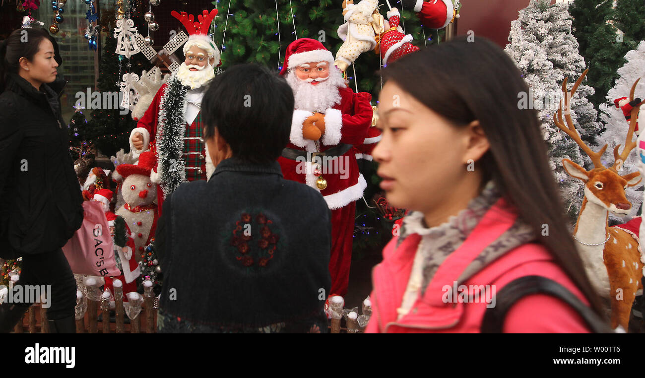 Weihnachten Dekorationen und lebensgroße Santa's sind an einer Shopping Mall in der Leitung bis zu Weihnachten in Peking am 7. Dezember 2010 verkauft. Wie Chinas Wirtschaft boomt und inländischen Konsum ist so hoch, Chinesen, die Weihnachten nicht so viel aus historischen Gründen, aber als ein guter Grund zu kaufen. UPI/Stephen Rasierer Stockfoto
