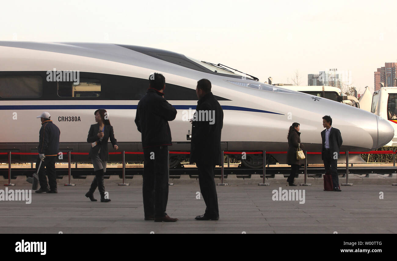 Besucher Blick auf in China entwickelten Bullet Train, die CRH 380 A, der Zug, der eine Höchstgeschwindigkeit von 302 Kilometer pro Stunde bei einem Testlauf auf dem beijing-shanghai in der vergangenen Woche eingestellt, auf Anzeige außerhalb der Veranstaltungsort für die 7. Weltkongress auf High Speed Rail in Peking am 8. Dezember 2010. China führt jetzt die Welt mit 4.680 Meilen des Hochgeschwindigkeitsnetzes, und Tausende von Meilen von neuen High-Speed-Bahnen sind im Bau bundesweit. UPI/Stephen Rasierer Stockfoto