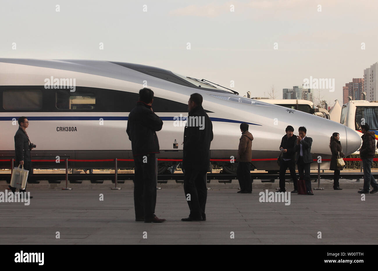 Besucher Blick auf in China entwickelten Bullet Train, die CRH 380 A, der Zug, der eine Höchstgeschwindigkeit von 302 Kilometer pro Stunde bei einem Testlauf auf dem beijing-shanghai in der vergangenen Woche eingestellt, auf Anzeige außerhalb der Veranstaltungsort für die 7. Weltkongress auf High Speed Rail in Peking am 8. Dezember 2010. China führt jetzt die Welt mit 4.680 Meilen des Hochgeschwindigkeitsnetzes, und Tausende von Meilen von neuen High-Speed-Bahnen sind im Bau bundesweit. UPI/Stephen Rasierer Stockfoto