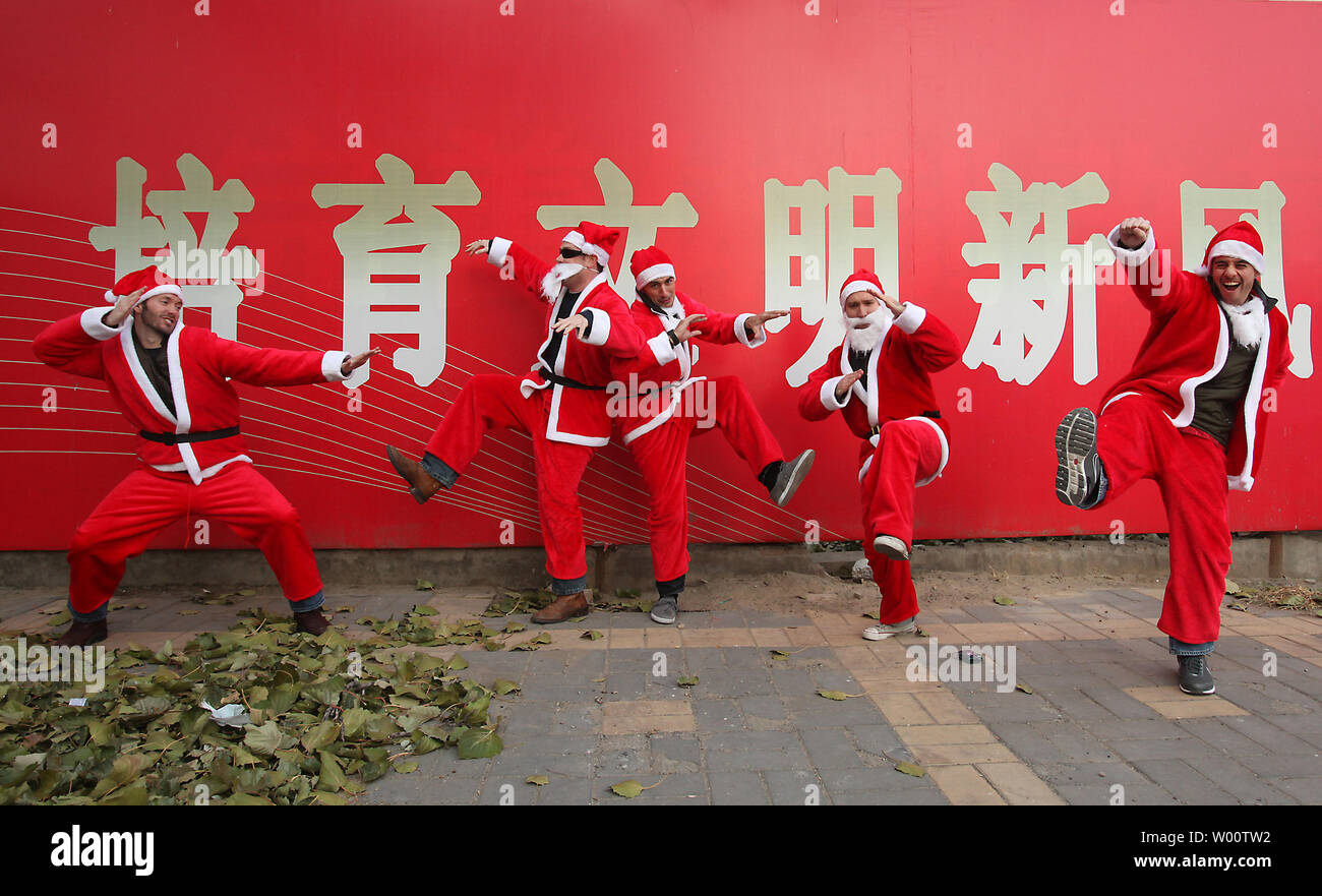 Ausländer, gekleidet in Santa Claus Kostüme Streik Kong Fu auf einem Bürgersteig stellt auf ihrem Weg zum Tiananmen Platz für SantaCon, jährliche anta Claus convention Feiern, Jubeln, Goodwill und Spaß machen", in Peking Dezember 111, 2010. Polizei auf dem Platz des Himmlischen Friedens, die große Versammlung von Menschen rot tragen überrascht, bestellt die Gruppe zu zerstreuen und den Platz verlassen, während auch belästigend ausländische Journalisten, einer Inhaftierung. Platz des Himmlischen Friedens wurde unter strenge Sicherheit als den Friedensnobelpreis Zeremonie in Norwegen abgehalten wurde. UPI/Stephen Rasierer Stockfoto