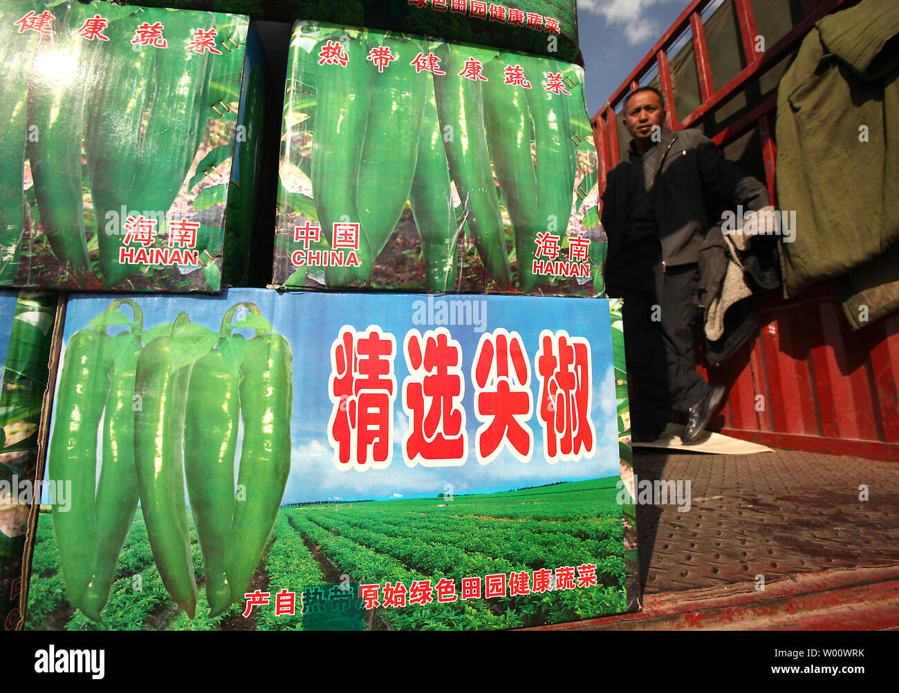 Herstellung von Käufern und Verkäufern Pekings größten Großhandelsmarkt für Agrarprodukte, 25. März 2011 besuchen. Die neuen nationalen Völker Kongress machte deutlich, dass Nahrung und Wohnung preisstabilität, anstatt Wachstum, die oberste Priorität in China geworden war. UPI/Stephen Rasierer Stockfoto