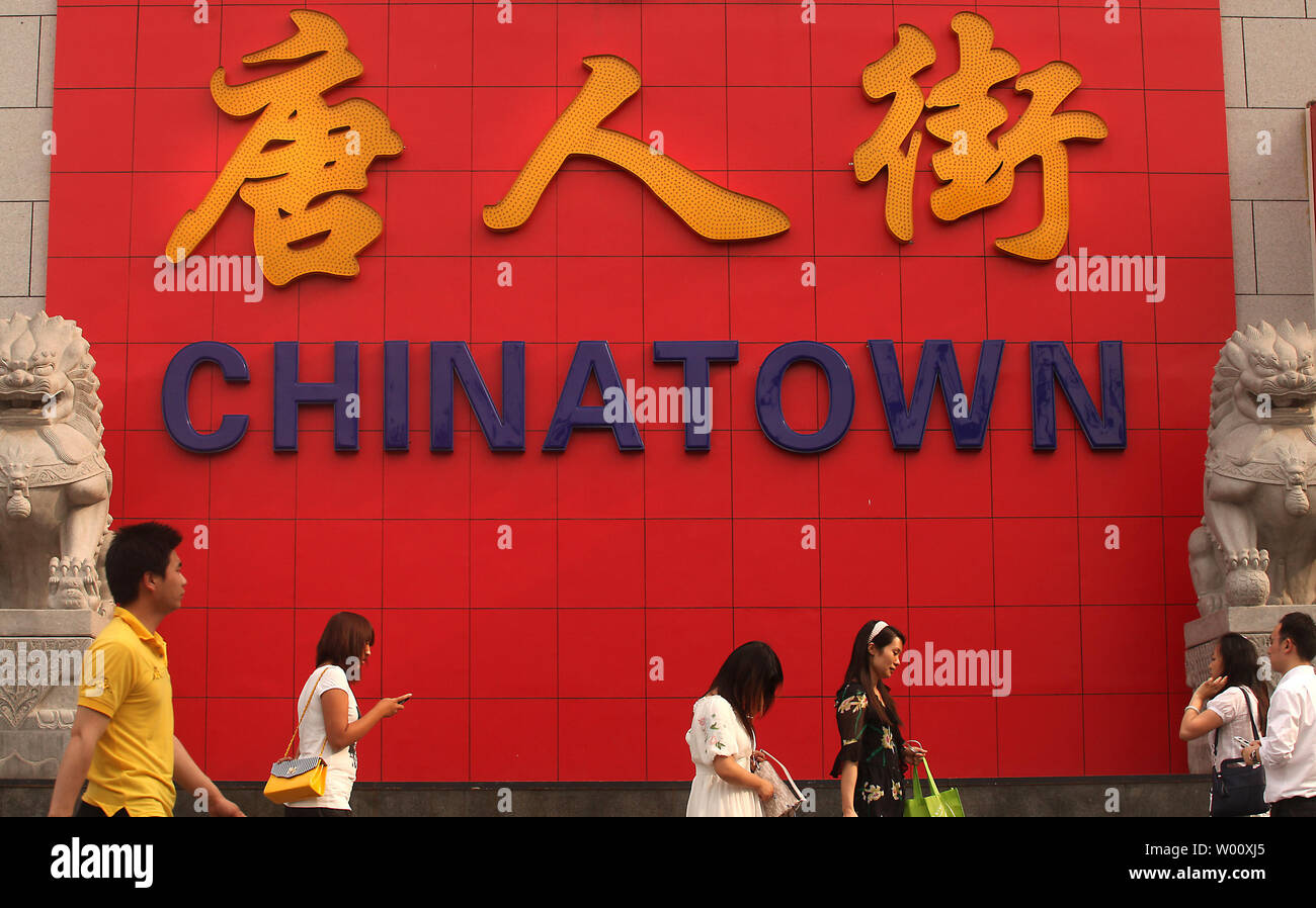 Chinesische Shopper besuchen eine neue, Discount Shopping Mall, namens 'Chinatown, "Catering der inländischen Touristen in Peking am 5. Juli 2011. Die Einzelhändler berichten von steigenden Umsatz in China's Major und untergeordneten Städte, dank einer Welle von Investitionen und Maßnahmen der Regierung zu unterstützen. UPI/Stephen Rasierer Stockfoto