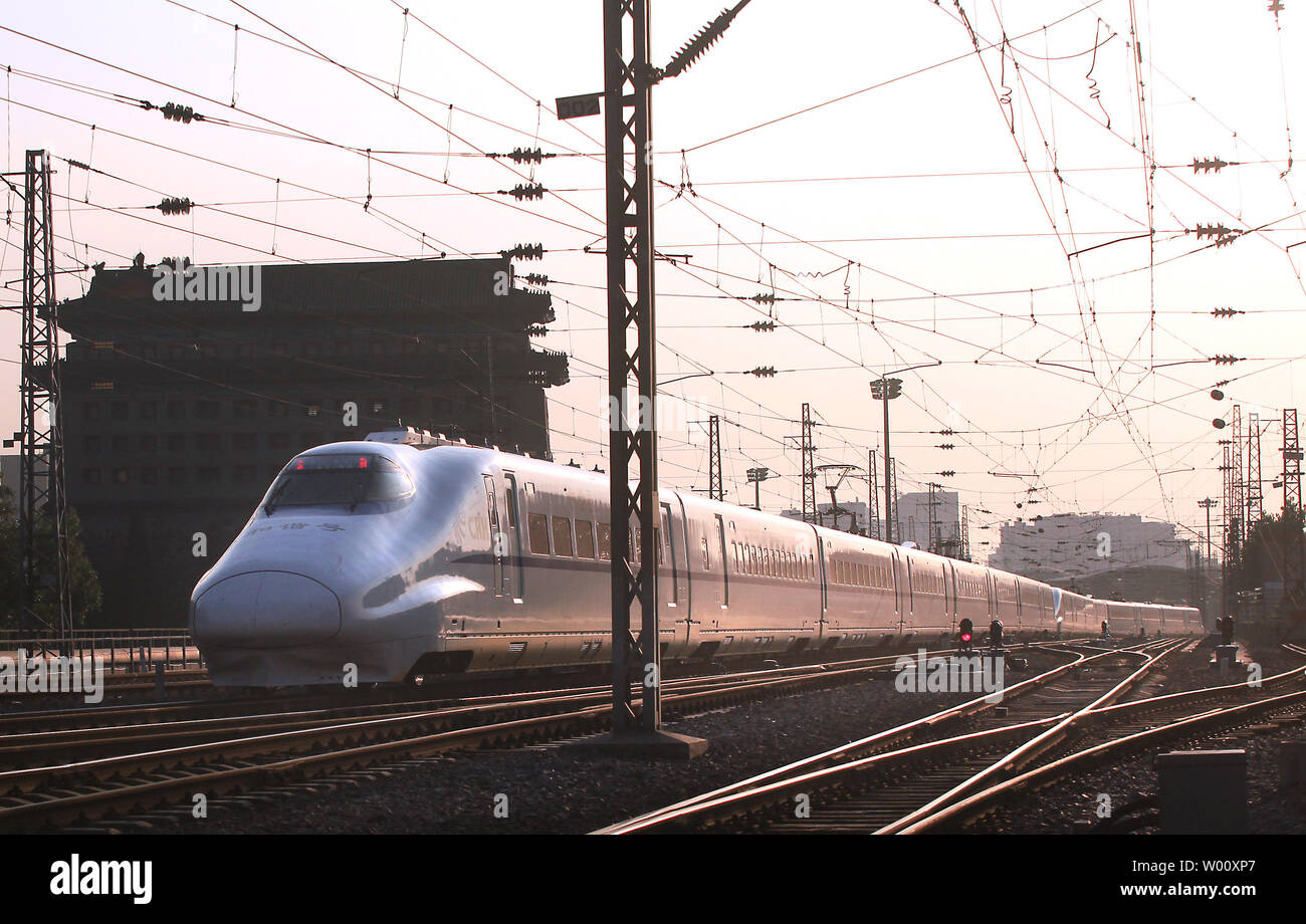 Eine neue, Hochgeschwindigkeitszug fährt von Osten Pekings Bahnhof am 25. Juli 2011. Aufgrund von Korruption, Kostenüberschreitungen und die jüngsten tödlichen Unfälle jetzt plagt die Chinesischen high-speed rail Programm gibt es eine bundesweite Zahnflankenspiel gegen aggressive der Regierung "Push in Richtung Modernisierung auf Kosten der Sicherheit und der Wirtschaft. UPI/Stephen Rasierer Stockfoto