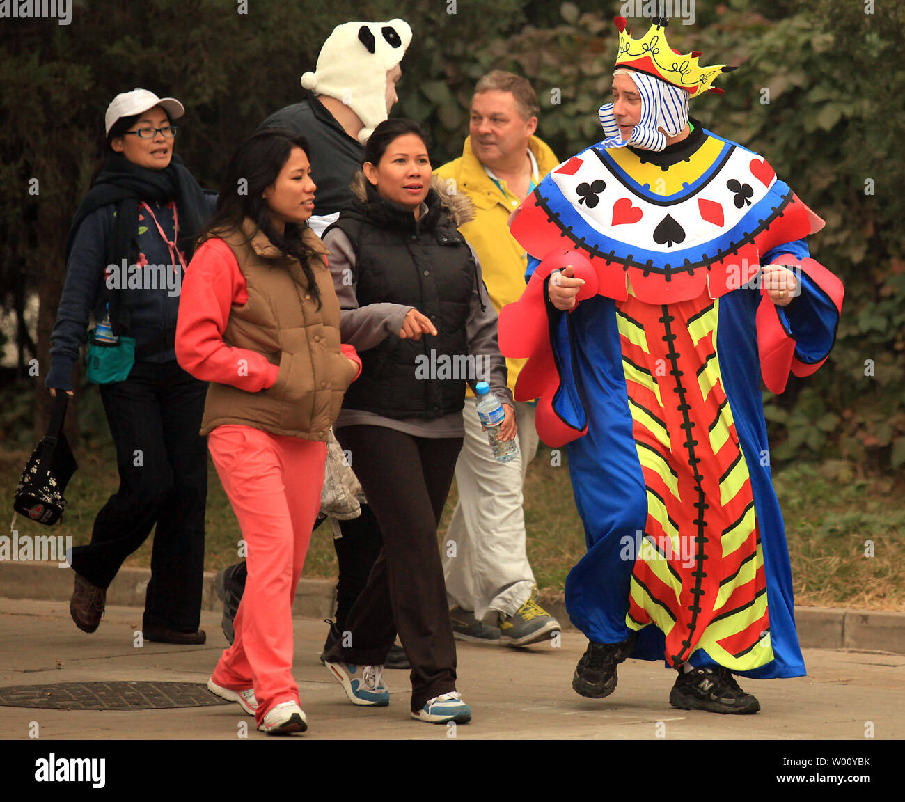 Ausländer gekleidet für Halloween Spaziergang mit chinesischen Frauen auf einem Bürgersteig in Peking am 31. Oktober 2011. UPI/Stephen Rasierer Stockfoto