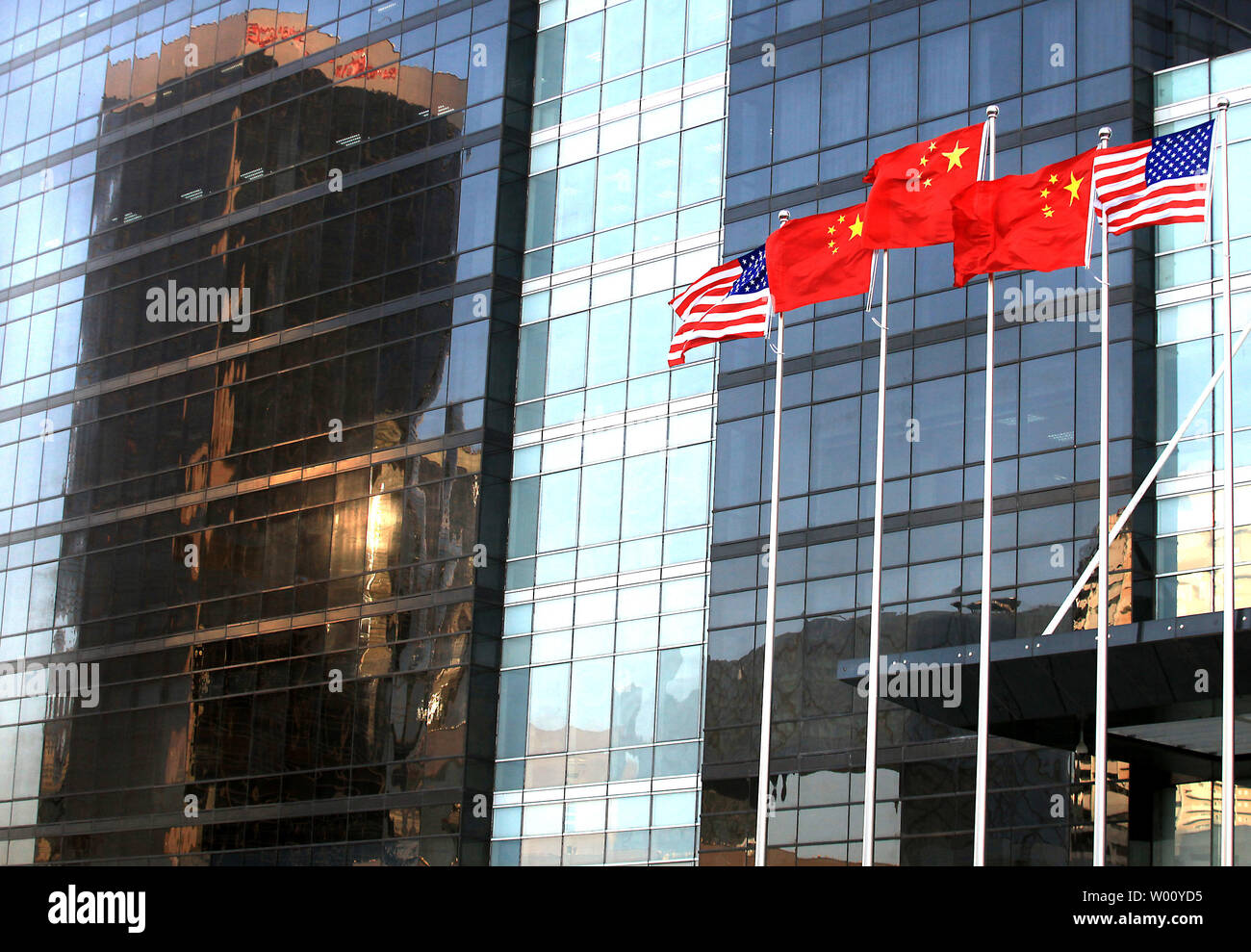 Die amerikanische und die Chinesische nationale Fahnen wehen vor einem neuen International Finance Center in der Innenstadt von Peking November 23, 2011. Die Vereinigten Staaten in dieser Woche begrüßte die Handelsgespräche mit China als Erfolg, dass sie gemacht hatte bin Ihrer, konkrete Fortschritte' auf Piraterie und Marktzugang, warnte aber mehr Arbeit getan werden musste. UPI/Stephen Rasierer Stockfoto