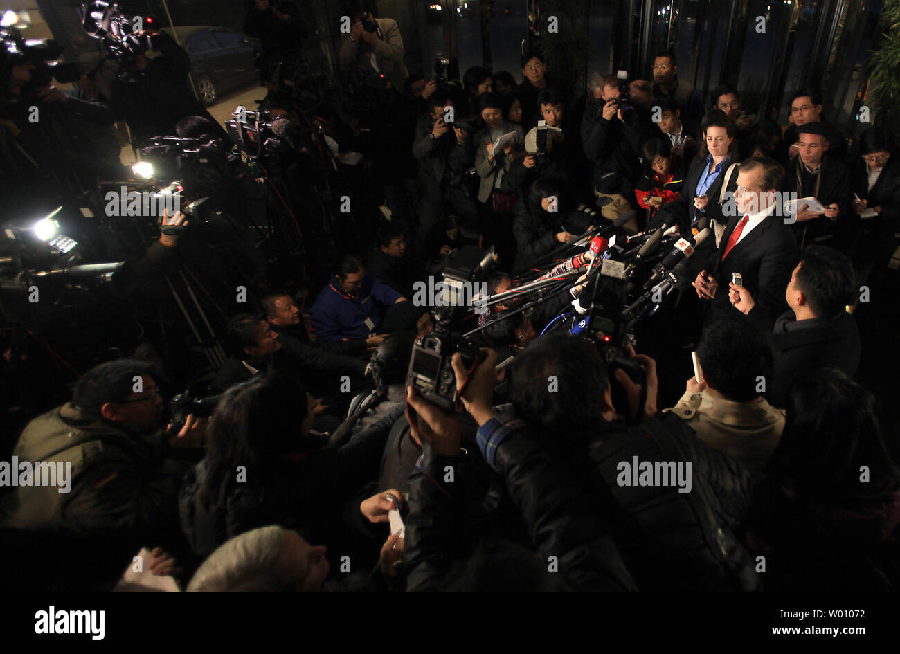 Us-Sonderbeauftragter für Nordkorea Politik Glyn Davies (R) spricht mit den Medien während einer improvisierten Pressekonferenz in einem Hotel in Beijing, 23. Februar 2012. Davies ist Sitzung nordkoreanischen Beamten Pjöngjangs Atomprogramm zu diskutieren, der erste solche Gespräche seit dem Tod des langjährigen Führers Kim Jong Il. UPI/Stephen Rasierer Stockfoto