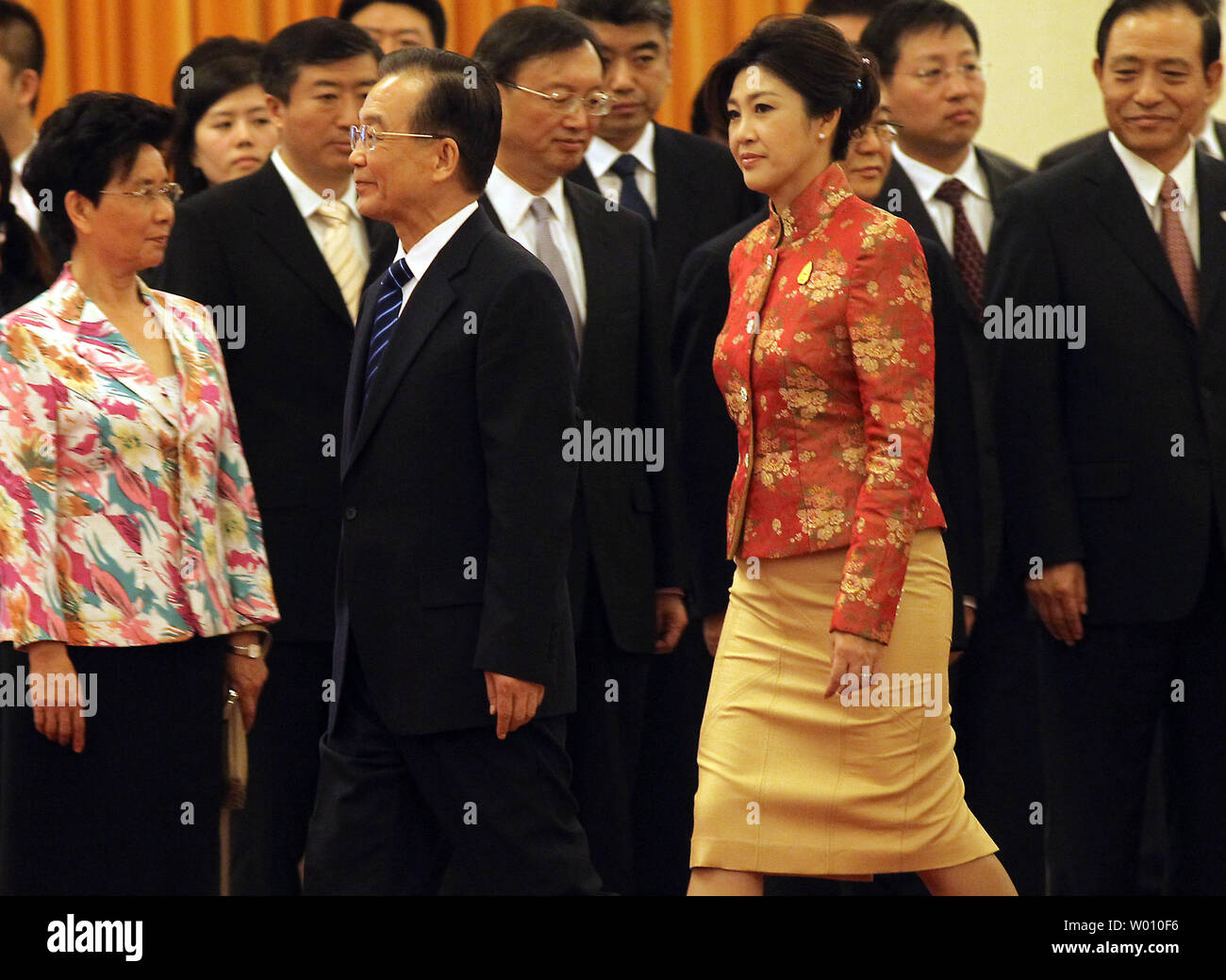 Der chinesische Ministerpräsident Wen Jiabao (L) Escorts thailändischen Premierminister Yingluck Shinawatra Vergangenheit chinesische Regierung Kabinett Mitglieder während der Begrüßungszeremonie in der Großen Halle des Volkes in Peking vom 17. April 2012. Shinawatra führt eine 100-köpfige Wirtschaftsdelegation nach China für Gespräche auf höchster Ebene auf die Stärkung der handelspolitischen Beziehungen. China bleibt Thailands größte Exportmarkt und der zweitgrößte Quelle der Einfuhren. UPI/Stephen Rasierer Stockfoto