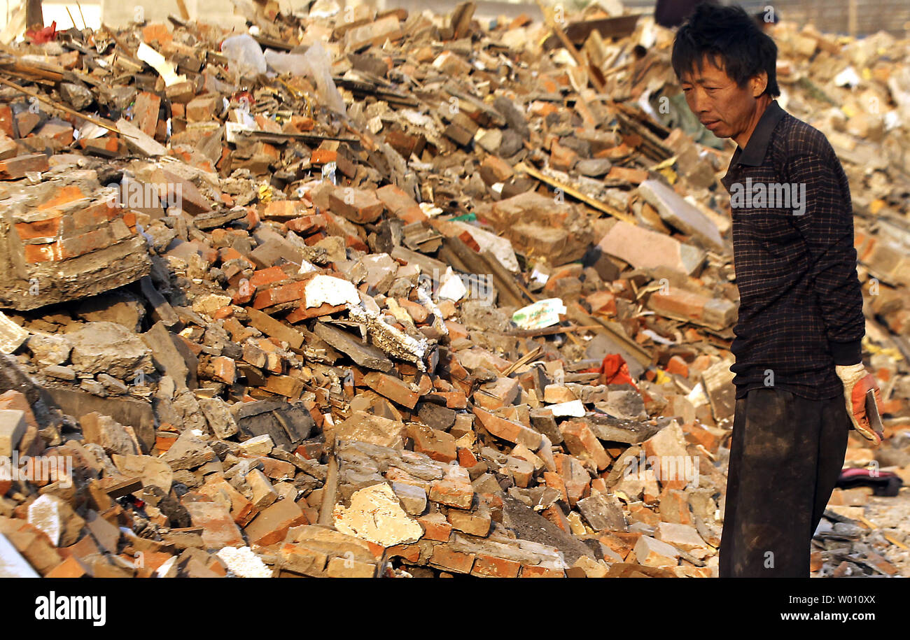 Eine chinesische Migranten jagt für wiederverwendbare Ziegel und verwertbaren Metallen auf einem neu abgerissen Gehäuse Website in Peking am 17. Mai 2012. Inzwischen hat China die weltweit zweitgrößte Volkswirtschaft, sie hat aber auch 1,4 Milliarden Menschen, mit schätzungsweise 500 Millionen leben in Armut. Das Pro-Kopf-Bruttoinlandsprodukt knapp über $ 4.000 pro Jahr, im Vergleich zu ca. $ 47.000 in den Vereinigten Staaten. UPI/Stephen Rasierer Stockfoto