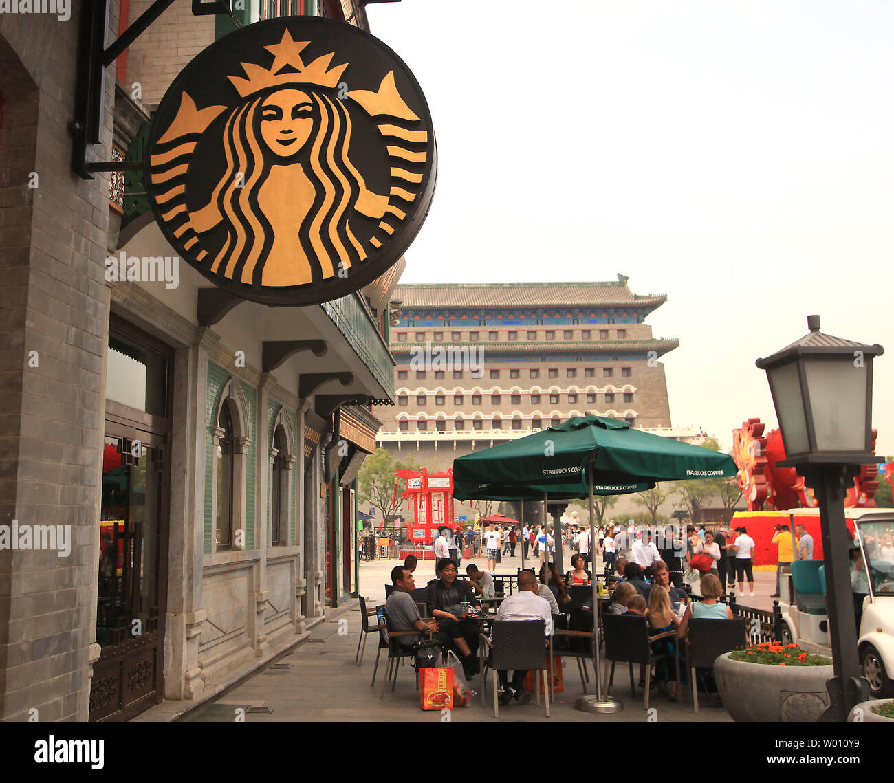 Chinesische trinken Kaffee an einem neuen Starbucks Cafe in "geschützten" historische Ort südlich des Platz des Himmlischen Friedens in Peking am 21. Mai 2012. Die amerikanischen Kaffee riesige Pläne zu stark in China als die lokale Bevölkerung investieren beginnt der Kaffee Kultur zu Eigen zu machen. UPI/Stephen Rasierer Stockfoto