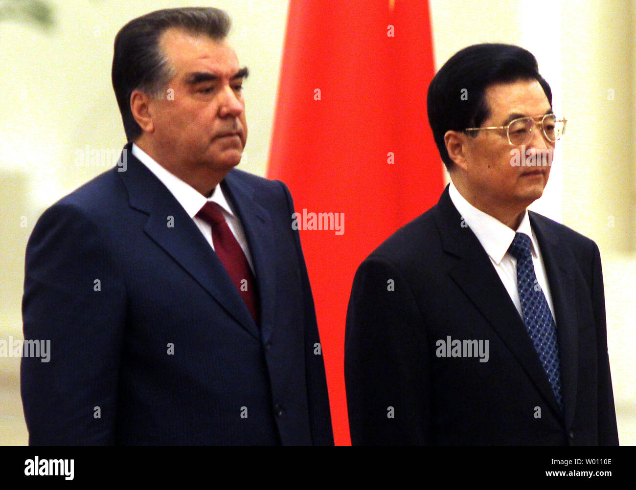 Tadschikischen Präsidenten Emomali Rachmonow (L) und der chinesische Präsident Hu Jintao hören zu ihren jeweiligen Nationalhymnen während der Begrüßungszeremonie in der Großen Halle des Volkes in Peking am 5. Juni 2012. Präsidenten von Tadschikistan, Kirgisistan, Russland, Kasachstan, Turkmenistan, Usbekistan, Afghanistan, Pakistan und Iran sind in Chinas Hauptstadt für die 12. Tagung des Rates der Regierungschefs der Shanghaier Organisation für Zusammenarbeit Gipfel. UPI/Stephen Rasierer Stockfoto