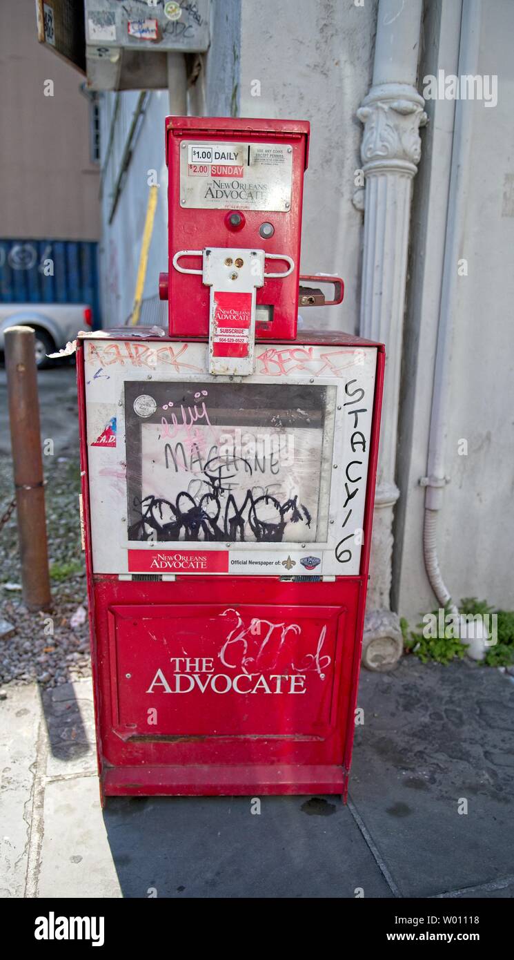 Ein alter Graffiti-Zeitungsspender sitzt auf der Straße Stockfoto