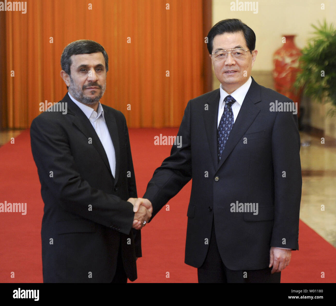 Der chinesische Präsident Hu Jintao (R) und Irans Präsident Mahmud Ahmadinedschad Hände schütteln vor einer Begrüßungszeremonie in der Großen Halle des Volkes in Peking am 8. Juni 2012. Der chinesische Premier Wen Jiabao am Mittwoch erklärte, Ahmadinedschad, dass Peking jedes Land im Nahen Osten suchen, Kernwaffen zu erwerben widersetzt, der amtlichen chinesischen Nachrichtenagentur Xinhua berichtet. Xinhua/UPI Stockfoto