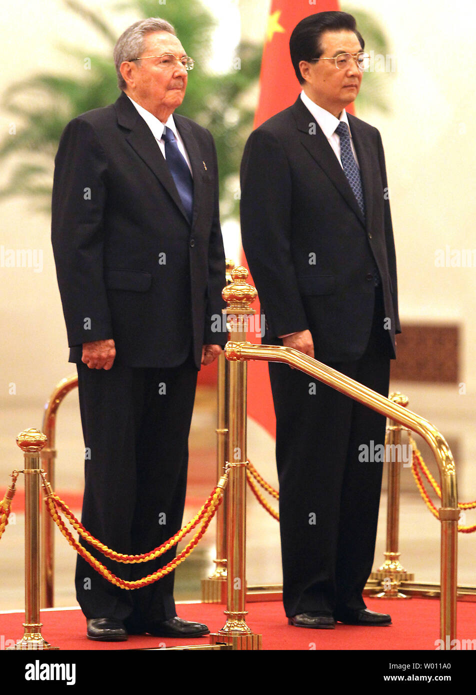 Der chinesische Präsident Hu Jintao (R) und der kubanische Präsident Raul Castro hören zu ihren jeweiligen Nationalhymnen während der Begrüßungszeremonie in der Großen Halle des Volkes in Peking, am 5. Juli 2012. Castro ist in China zu einem viertägigen Besuch, seine erste seit der Übernahme der Führung von seinem Bruder, Fidel, im Jahr 2008. China ist der zweitgrößte Handelspartner, nach Venezuela, sowie ein enger Verbündeter. UPI/Stephen Rasierer Stockfoto