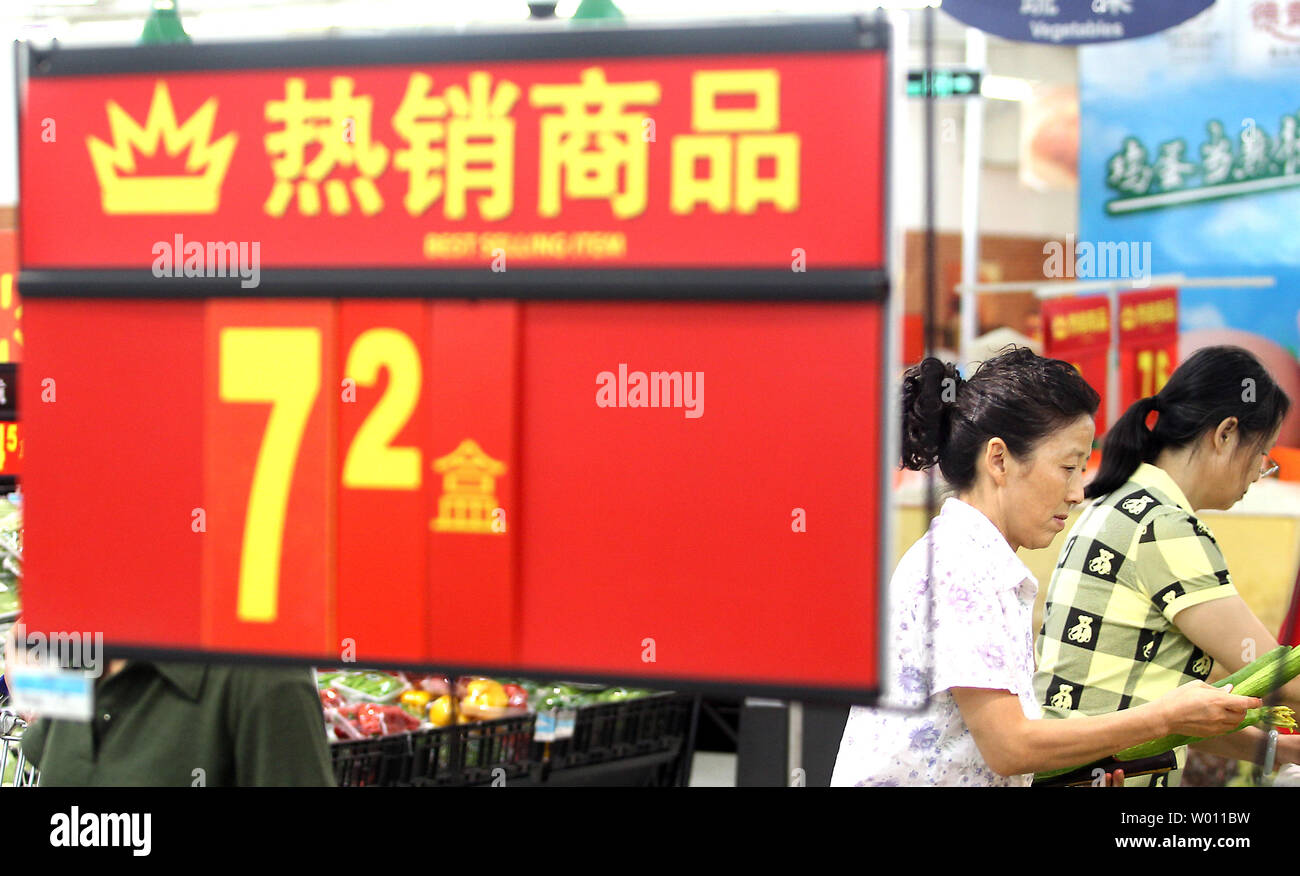 Chinesische shop für Angebote zu einem Wal-Mart in Peking am 20. Juli 2012. Die jüngsten Sanktionen der chinesischen Regierung gegen ausländische Unternehmen, darunter die Schließung von ein Dutzend Wal, hat provoziert Sorgen über die Risiken der Geschäftstätigkeit in China. UPI/Stephen Rasierer Stockfoto