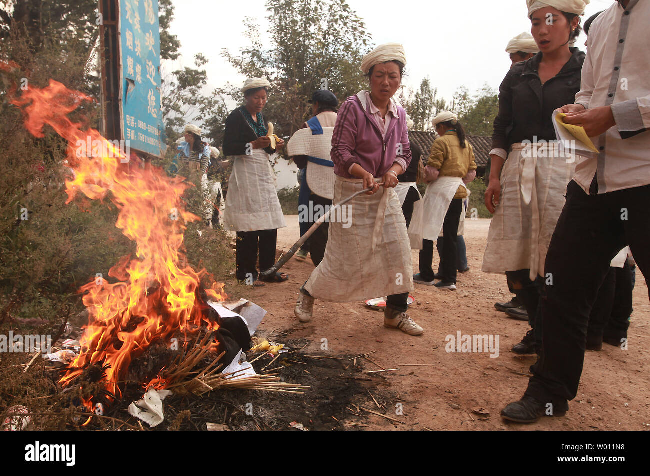 Chinesischen ethnischen Minderheiten Muslime nehmen an einem strassenrand Beerdigung Ritual der Mitglied in ihrem Dorf in Lijiang, nördliche Yunnan Provinz, am 30. September 2012. China erkennt 55 ethnische Minderheiten innerhalb des Landes zusätzlich zu den Han Mehrheit. Mit über 25 ethnischen Minderheiten in Yunnan, sie machen etwa 34 Prozent der Bevölkerung. Alle Hängen auf ihre kulturelle Identität als 'Fortschritt' durch eine größere, leistungsfähigere Han Mehrheit begleitet wird. UPI/Stephen Rasierer Stockfoto