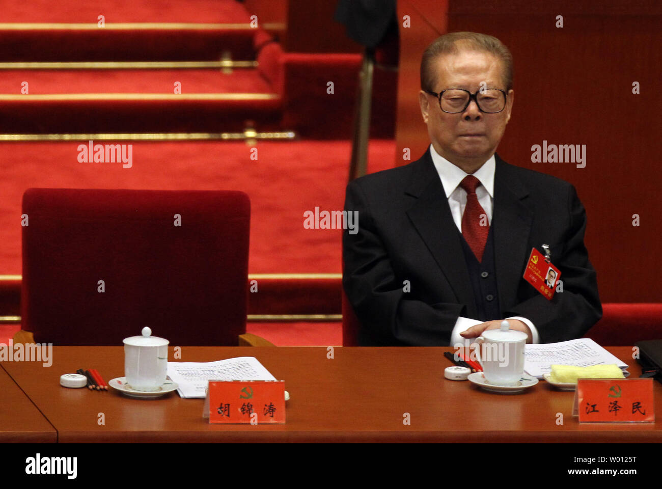 Der ehemalige Generalsekretär des Zentralkomitees der Kommunistischen Partei und der ehemalige chinesische Präsident Jiang Zemin nimmt an der Eröffnungsfeier der 18. Kongress der Kommunistischen Partei in der Großen Halle des Volkes in Peking am 8. November 2012. Die Delegierten der Kommunistischen Partei haben in Chinas Hauptstadt für die Sitzung, der anfängt, das einmal-in-a-Dekade Power Transfer angekommen. Präsident Hu Jintao wird die Führung zu Xi Jinping. UPI/Stephen Rasierer Stockfoto