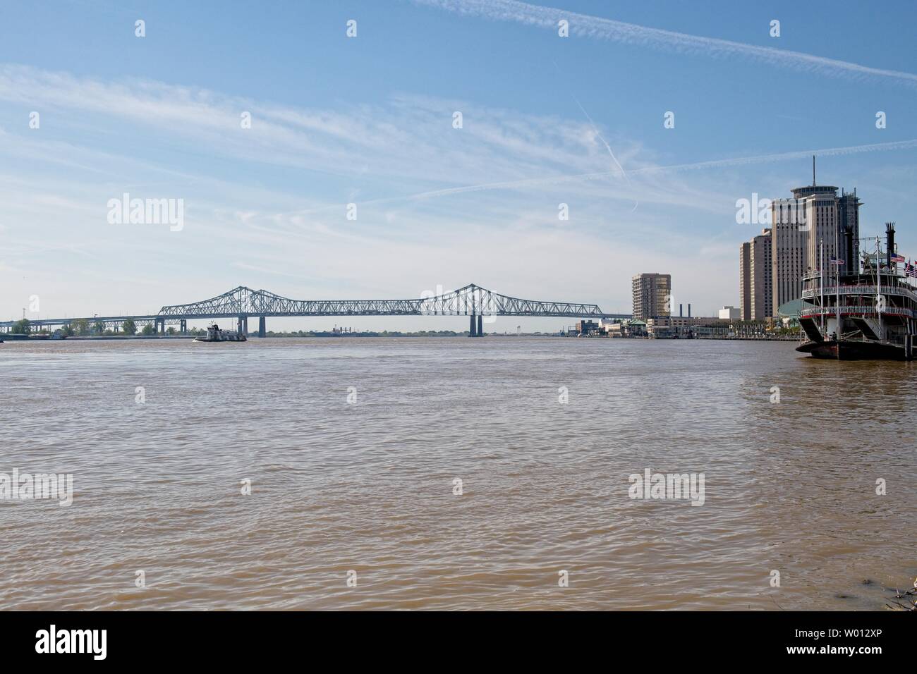 Blick auf eine Brücke, die den Mississippi in New Orleans, Louisiana, USA überquert Stockfoto