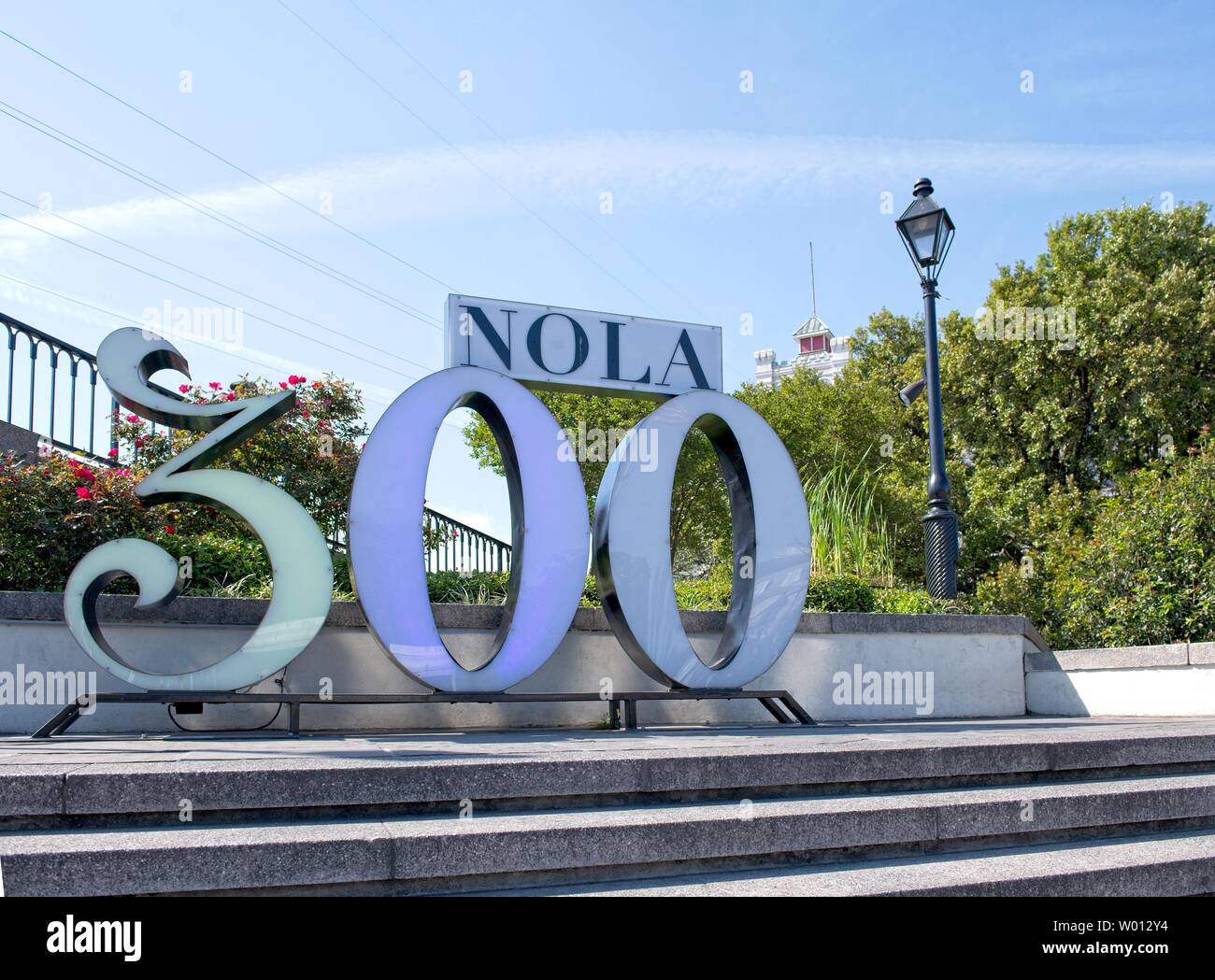 Ein Schild mit 300 NOLA im Washington Artillery Park in der Nähe des Jackson Square in New Orleans, Louisiana Stockfoto