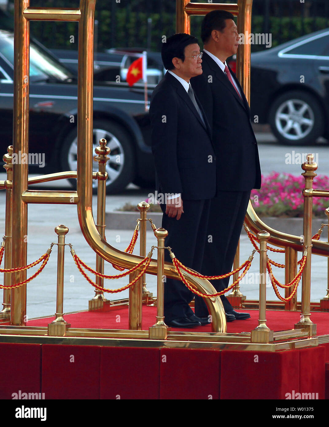 Vietnams Präsident Troung Tan Sang (L) und der chinesische Präsident Xi Jinping hören zu ihren jeweiligen Nationalhymnen während der Begrüßungszeremonie in der Großen Halle des Volkes in Peking, die am 19. Juni 2013. Präsident Troung, während auf einer Mission, wirtschaftliche Zusammenarbeit und Handel mit China zu stärken, hofft, die wachsenden Spannungen im Südchinesischen Meer, wo beide Länder die gleichen territorialen Bereich zu eigenen zu erleichtern. UPI/Stephen Rasierer Stockfoto