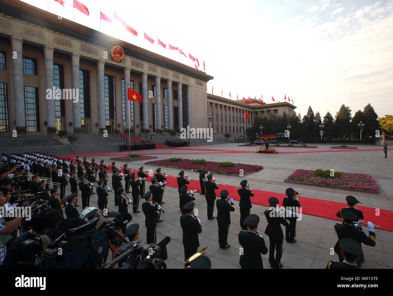 Vietnams Präsident Troung Tan Sang und der chinesische Präsident Xi Jinping hören zu ihren jeweiligen Nationalhymnen während der Begrüßungszeremonie in der Großen Halle des Volkes in Peking, die am 19. Juni 2013. Präsident Troung, während auf einer Mission, wirtschaftliche Zusammenarbeit und Handel mit China zu stärken, hofft, die wachsenden Spannungen im Südchinesischen Meer, wo beide Länder die gleichen territorialen Bereich zu eigenen zu erleichtern. UPI/Stephen Rasierer Stockfoto