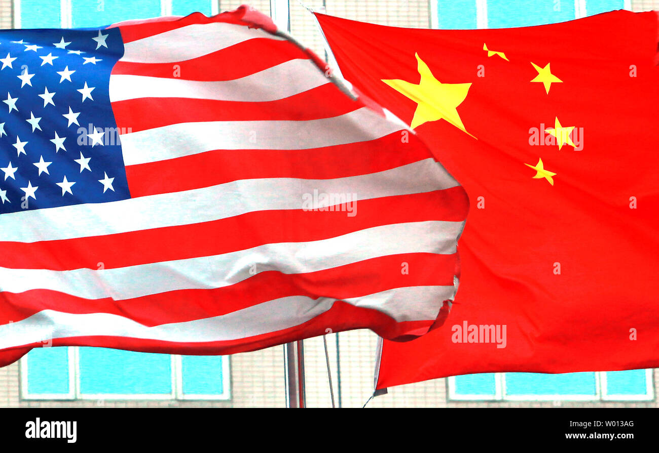 Die amerikanische und die Chinesische nationale Fahnen wehen Nebeneinander außerhalb eines international hotel in Peking am 7. Juli 2013. Auch nach Monaten der Spannungen über angebliche Cyber-attacken und stetige Handelskonflikte, die Führer von China und die Vereinigten Staaten haben vor kurzem positive Töne angeschlagen, da beide auf das Schmieden einer "neuen Modell" für ihre Beziehungen für die Zukunft vereinbart. UPI/Stephen Rasierer Stockfoto