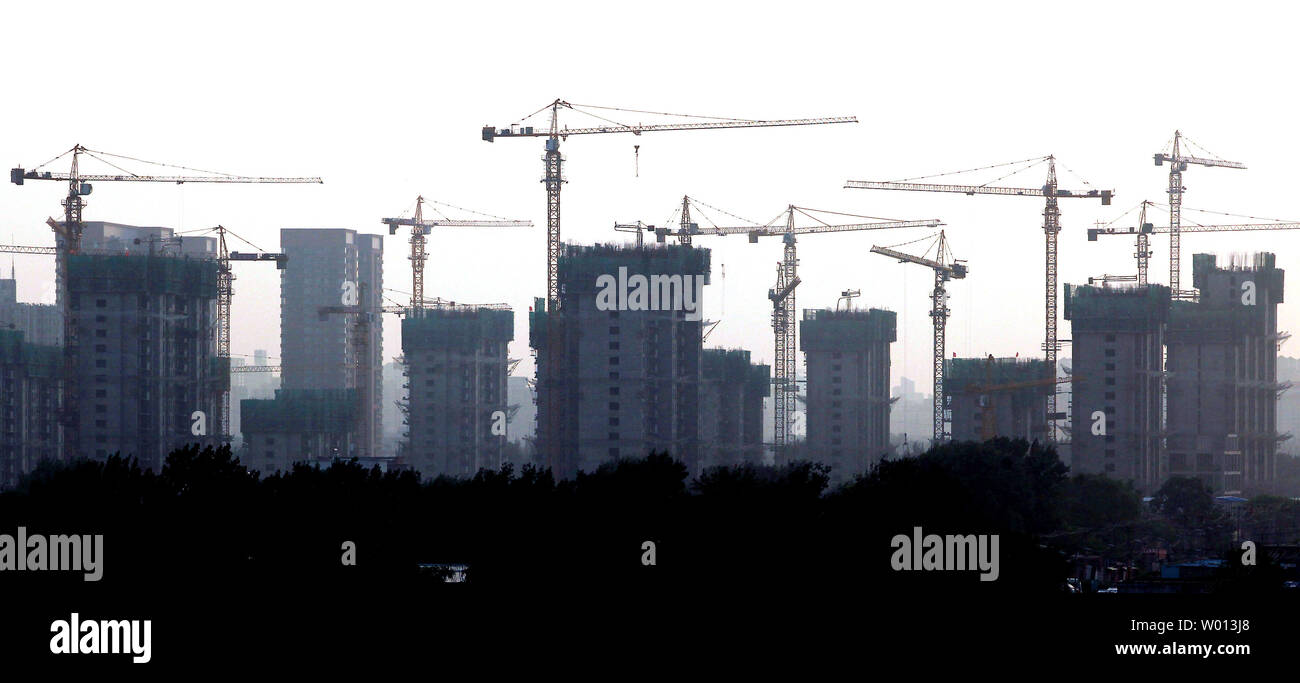 Eine riesige Baustelle ist gut angelaufen zu ein neues Wohngebäude, sobald Regierung Land besaßen, in Peking am 8. September 2013. China, eine der weltweit am schnellsten wachsenden Länder und Volkswirtschaften in den letzten drei Jahrzehnten, ist mit Blick auf einen langfristigen Rückgang der Wachstumsrate, entsprechend einer Chinesischen wirtschaftlichen und politischen Strategen. UPI/Stephen Rasierer Stockfoto