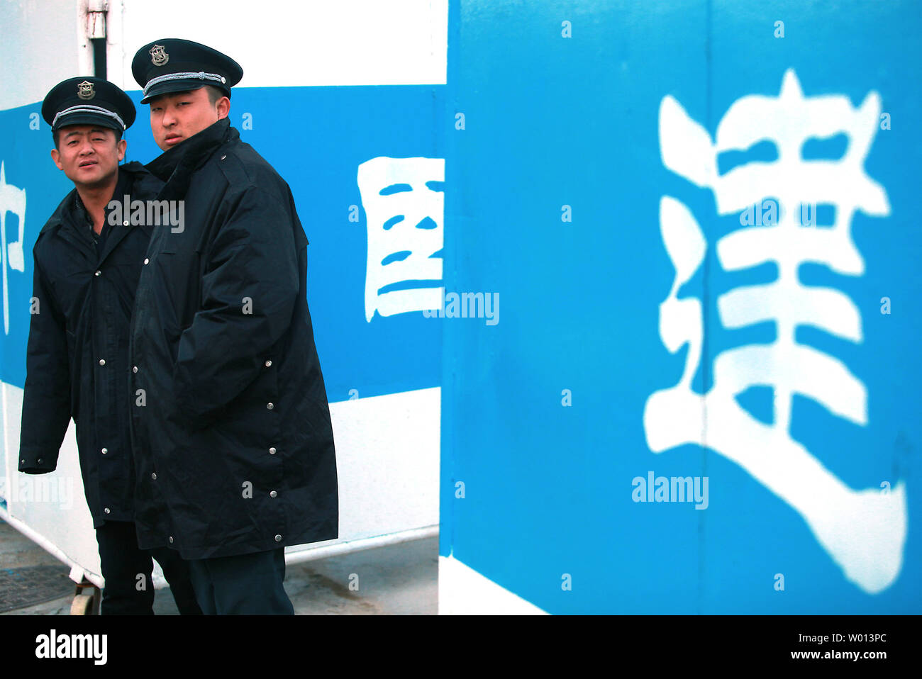 Chinesische Sicherheitskräfte stehen am Eingang der Baustelle in Peking am 29. November 2013. Mehr als eine Million chinesische nahm China's National Civil service Prüfung letzte Woche, sagten Beamte, aber vor großen Chancen gegen Clinchen eine der 19.000 Regierung Arbeitsplätze zur Verfügung. UPI/Stephen Rasierer Stockfoto