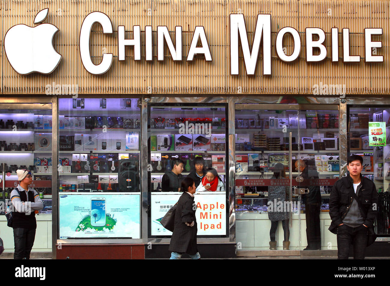 Ein elektronik Store verkauft Apple iPhones, iPads und Computer zusammen mit China Mobile Abos in Peking am 13. Dezember 2013. China Mobile, der weltweit größten mobilen Unternehmen von Teilnehmern, ist jetzt öffnet seine Türen für Apple mit 4G-Lizenzen in den Hoffnungen der Aufnahme Chinas iPhone Markt. UPI/Stephen Rasierer Stockfoto