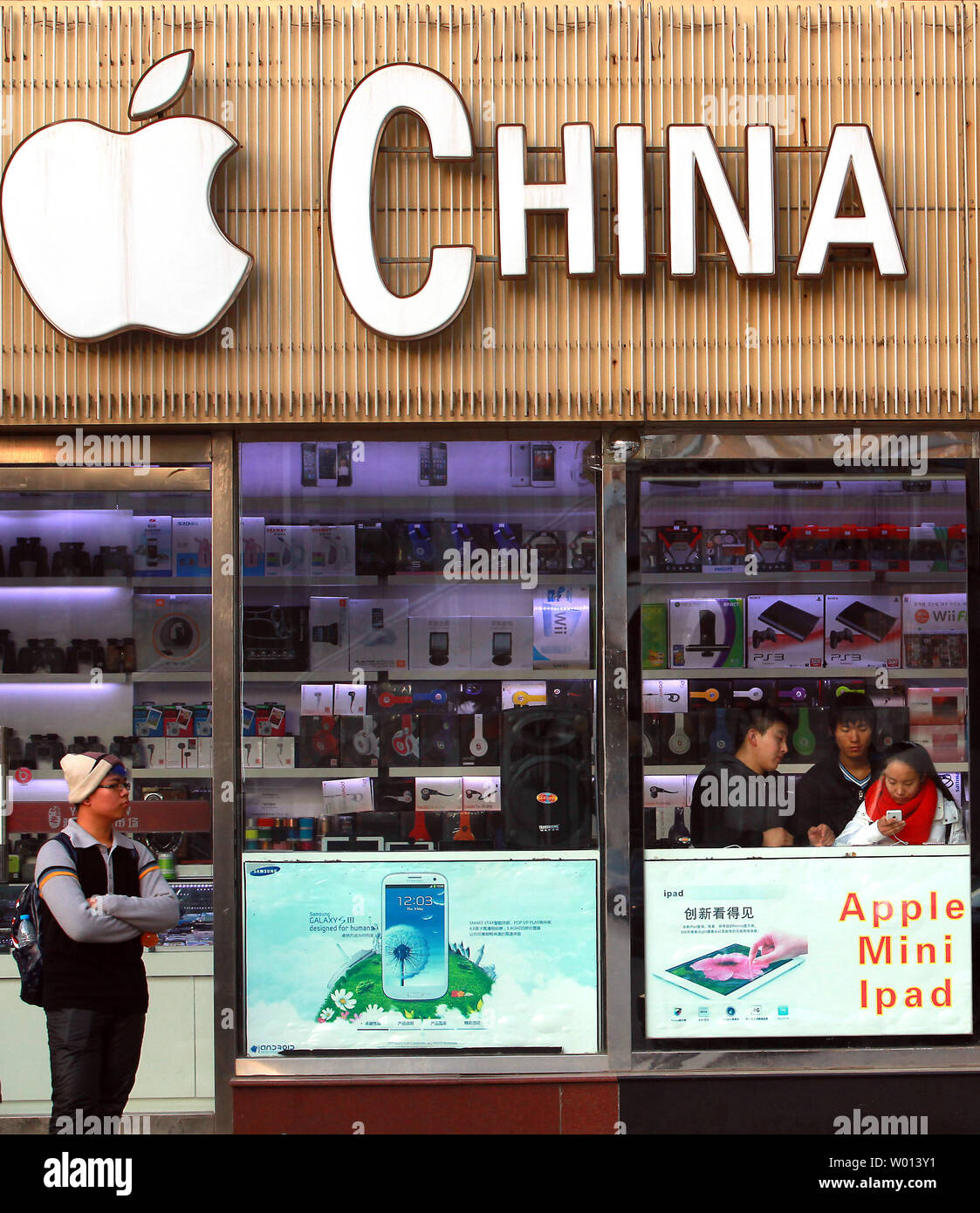 Ein elektronik Store verkauft Apple iPhones, iPads und Computer zusammen mit China Mobile Abos in Peking am 13. Dezember 2013. China Mobile, der weltweit größten mobilen Unternehmen von Teilnehmern, ist jetzt öffnet seine Türen für Apple mit 4G-Lizenzen in den Hoffnungen der Aufnahme Chinas iPhone Markt. UPI/Stephen Rasierer Stockfoto