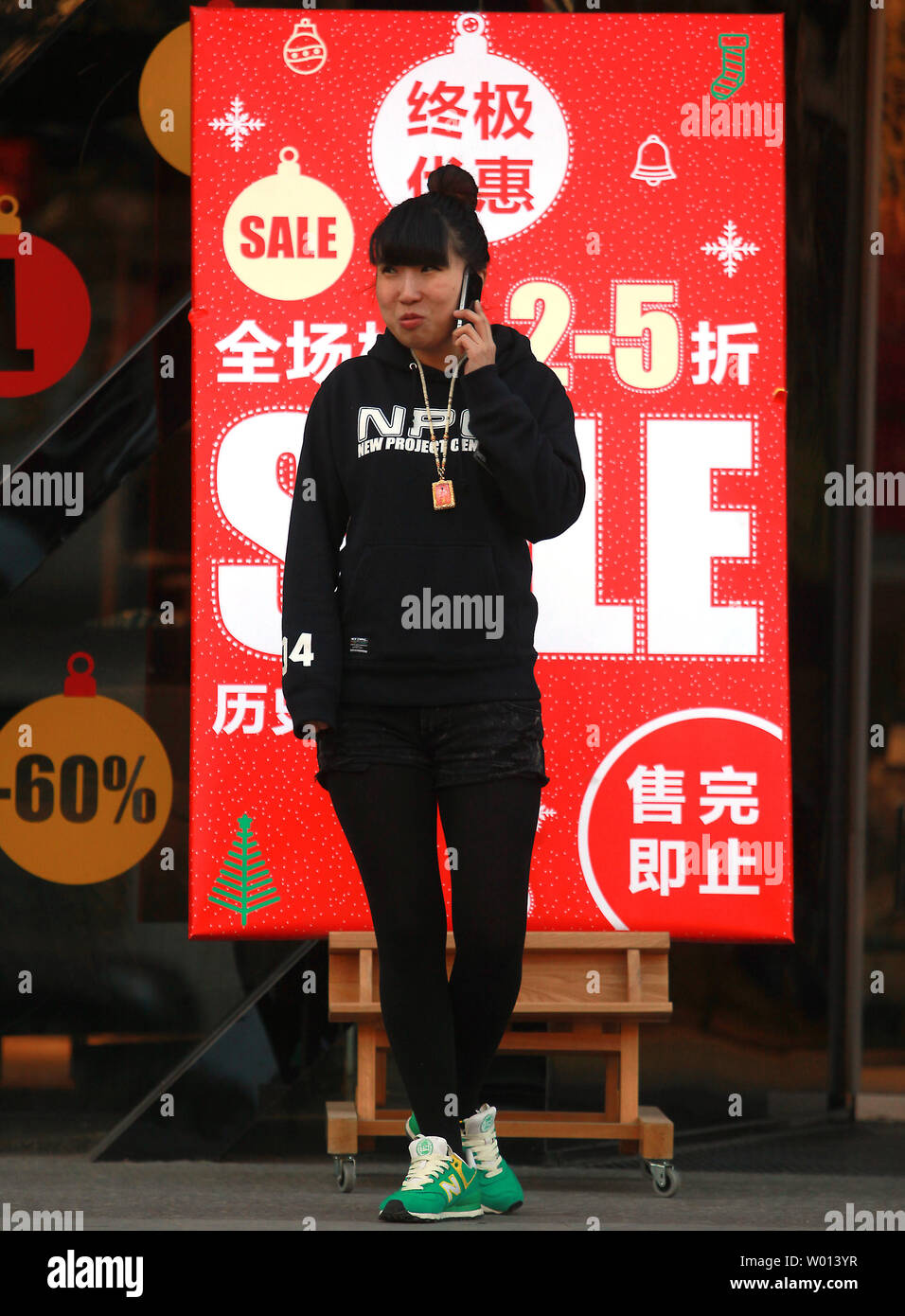 Eine wachsende Tendenz der Winter Kleidung und Merchandise Vertrieb, verbunden mit der traditionellen westlichen Weihnachtsferien, die Norm in den großen Städten Chinas und in Peking am 19. Dezember 2013. UPI/Stephen Rasierer Stockfoto