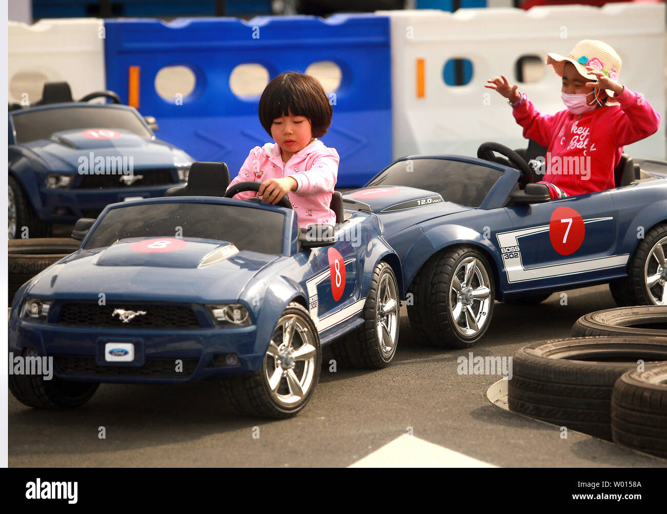 Chinese Kids Race elektrische Miniatur Ford Mustangs auf der Auto China 2014, berechnet als einer der größten Auto zeigt in der Welt, in Peking am 24. April 2014. Starke Nachfrage nach neuen Autos in China hat die Grundlage für nationale und internationale Automobilhersteller legte beide Produktion und Vermarktung im bevölkerungsreichsten Land der Erde zu erweitern. UPI/Stephen Rasierer Stockfoto