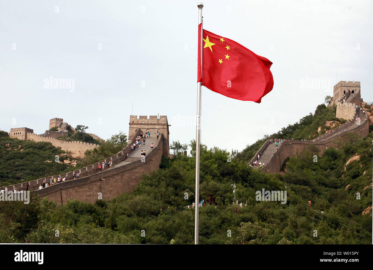 Chinesische und ausländische Touristen besuchen Sie die Chinesische Mauer Badaling Abschnitt der Großen Mauer von China gerade außerhalb von Peking am 8. Juli 2014. Die Große Mauer gilt als einer der weltweit Engineering Wunder und zieht Hunderte von Tausenden von Touristen jedes Jahr. Der bekannteste Abschnitt der Großen Mauer bei Badaling, die von Hunderten von Staats- besucht worden ist, - Der erste war der sowjetischen Staatsmann Klim Woroschilow in 1957. UPI/Stephen Rasierer Stockfoto