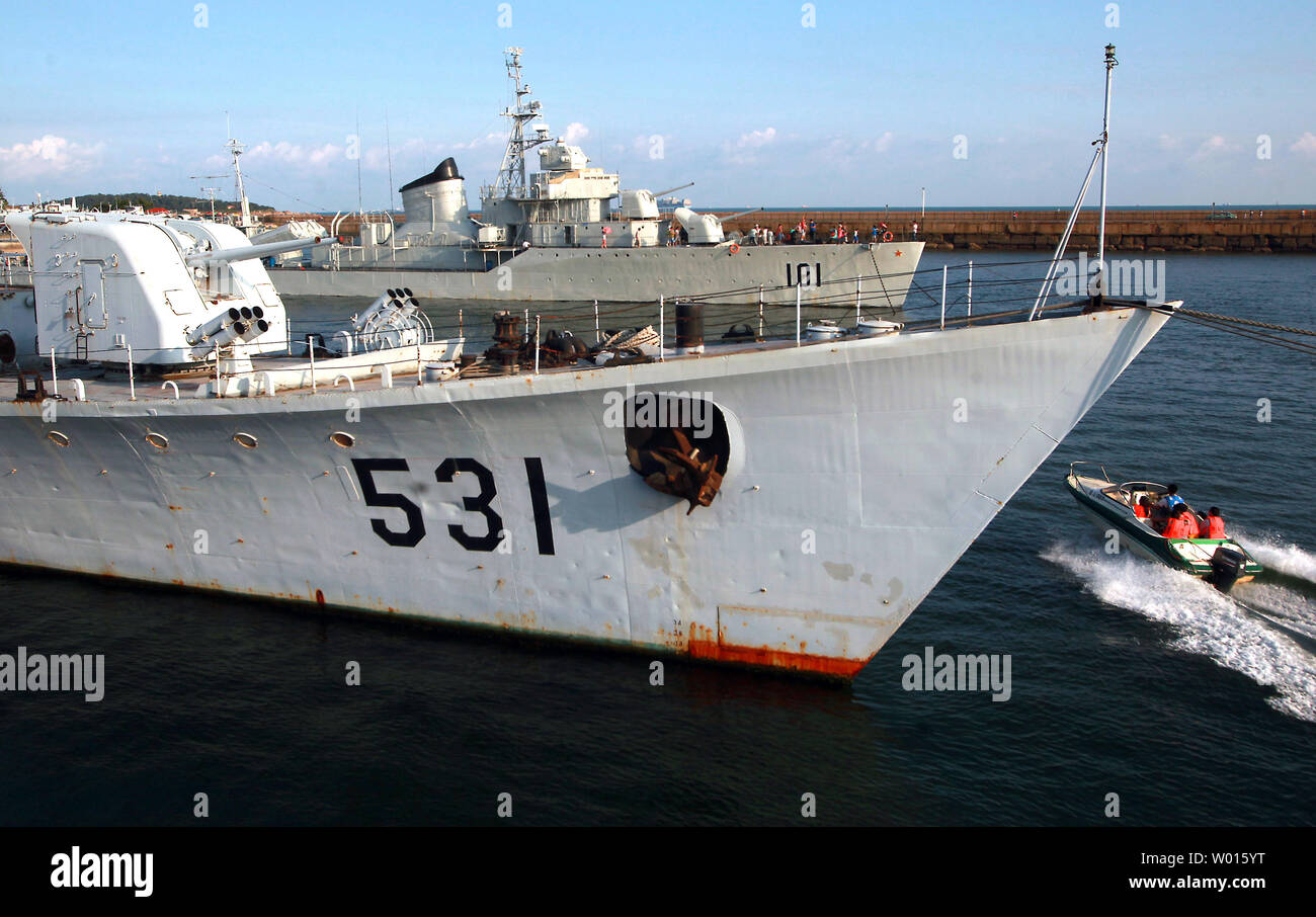 Chinesische Touristen besuchen Sie die Qingdao Naval Museum, das nur Military Museum, das die Entwicklung des modernen Chinas Marine, in der Küstenstadt Qingdao, ein bedeutender Hafen im Osten der Provinz Shandong, am 18. August 2014. Das Museum beherbergt ein pensionierter Zerstörer, geführte Flugkörper Fregatten, u-Boote und Kampfjets. China ist die Modernisierung der "blaue Wasser" Navy in einem alarmierenden Tempo nach den Vereinigten Staaten, die über Amerikas asiatischen Verbündeten auf die wachsende Bedrohung des militärischen Auseinandersetzungen mit China beunruhigt hinsichtlich der umstrittenen Hoheitsgewässer. UPI/Stephen Rasierer Stockfoto