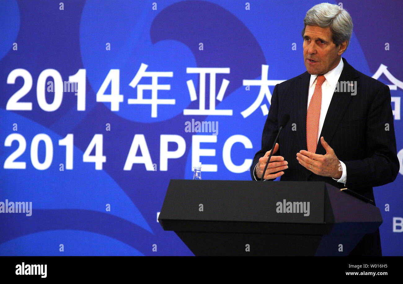 Us-Außenminister John Kerry hält eine Pressekonferenz über seine Treffen mit chinesischen und ausländischen Journalisten während der 26 Asia-Pacific Economic Cooperation (APEC) Ministertreffen im China National Convention Center in Beijing am 8. November 2014 statt. Die APEC-Gipfel beginnt in dieser Woche in die Hauptstadt Chinas, mit Führer der Welt einschließlich der US-Präsident Barack Obama, zusammen mit führende Geschäftsleute, die Teilnahme an Veranstaltungen auf das Thema "die Zukunft durch die Asien-pazifik-Partnerschaft." UPI/Stephen Rasierer Stockfoto