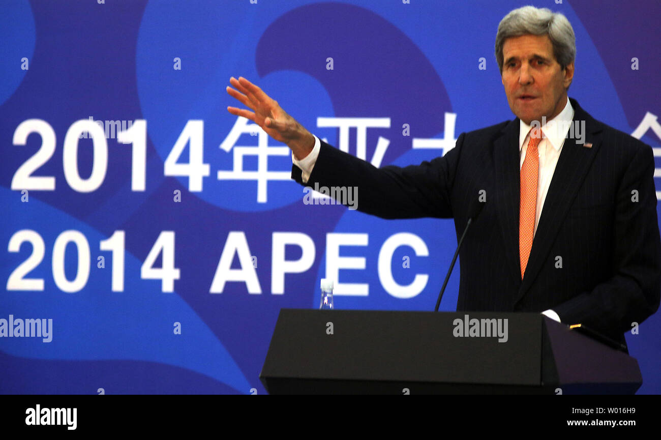 Us-Außenminister John Kerry hält eine Pressekonferenz über seine Treffen mit chinesischen und ausländischen Journalisten während der 26 Asia-Pacific Economic Cooperation (APEC) Ministertreffen im China National Convention Center in Beijing am 8. November 2014 statt. Die APEC-Gipfel beginnt in dieser Woche in die Hauptstadt Chinas, mit Führer der Welt einschließlich der US-Präsident Barack Obama, zusammen mit führende Geschäftsleute, die Teilnahme an Veranstaltungen auf das Thema "die Zukunft durch die Asien-pazifik-Partnerschaft." UPI/Stephen Rasierer Stockfoto