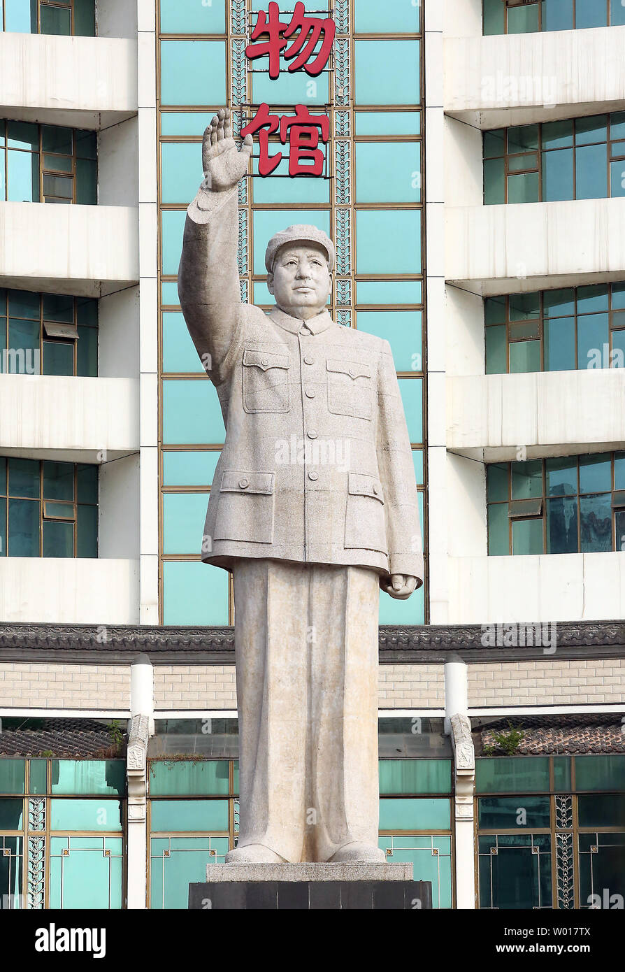 Eine große Statue des ehemaligen chinesischen Steuermann Mao Zedong steht vor einem Regierungsgebäude in Guiyang, der Hauptstadt der Provinz Guizhou, am 4. Mai 2015. Maos Erbe ist weitgehend symbolischen sowohl in China und in die weltweite kommunistische Bewegung als Ganzes. Während der Kulturrevolution, Maos bereits verherrlicht Bild in einem Personenkult, die jeden Aspekt der chinesischen Lebens beeinflusst manifestiert hatte. Foto von Stephen Rasierer/UPI Stockfoto