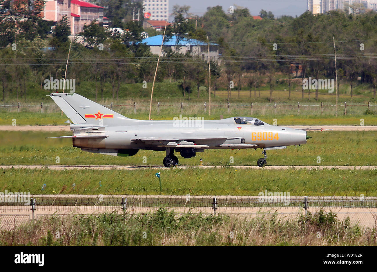 Ein chinesisches Kampfjet landet auf einer Landebahn in Dandong, Chinas größtes Grenzstadt mit Nordkorea, in der Provinz Liaoning, am 30. Mai 2015. China bleibt Nordkoreas wichtigster Verbündeter, die Pjöngjang mit den meisten seiner Nahrung und Energie versorgt und verfügt über 60 Prozent des gesamten Handelsvolumens. Nordkoreas wirtschaftliche Abhängigkeit von China setzt wegen der internationalen Sanktionen zu wachsen, wie die erhebliche Ungleichgewicht zwischen den beiden Ländern zeigten. Foto von Stephen Rasierer/UPI Stockfoto