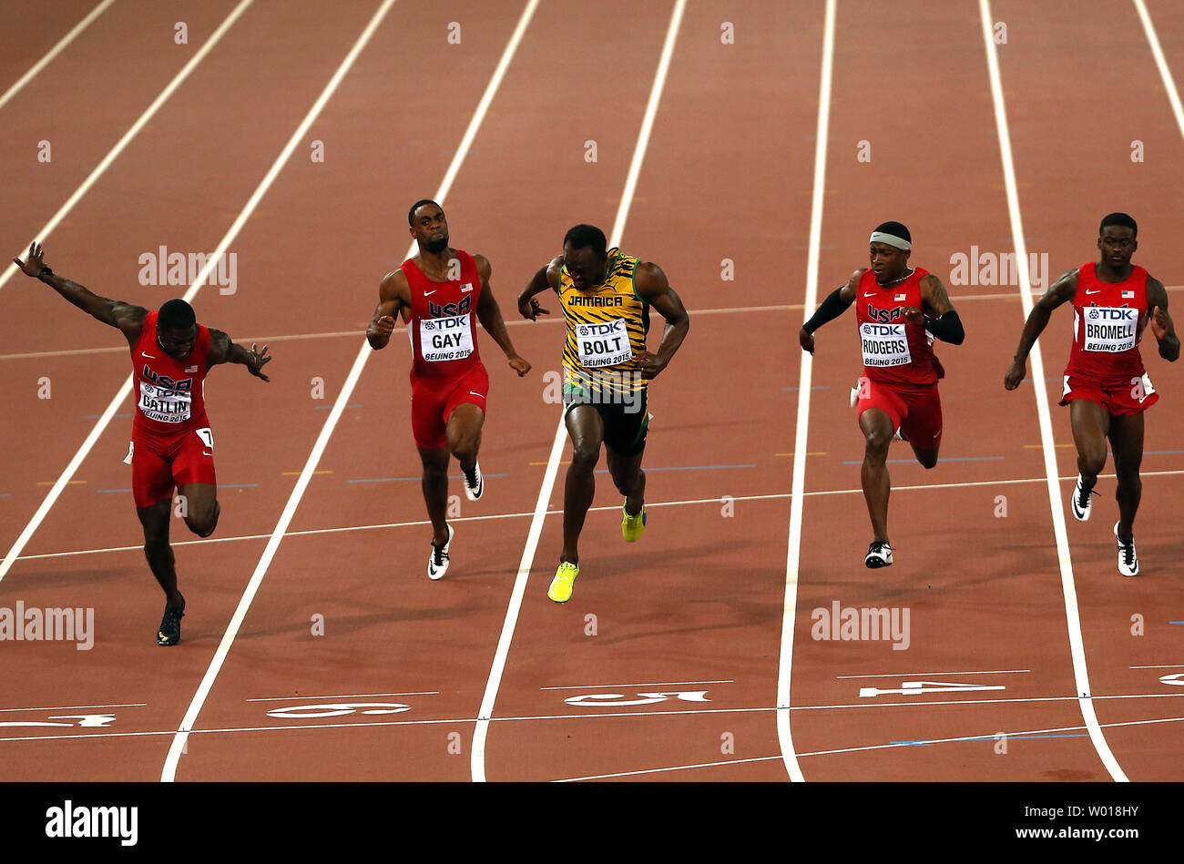 Jamaikas Usain Bolt (C), USA Justin Gatlin (L), USA Tyson Gay, (2-L), USA Mike Rodgers (2nd-R) und den USA Trayvon Bromell konkurrieren im 100 m-Finale bei den Leichtathletik-WM in Peking am 23., August bewirtet wird. Usain gewann mit einer Zeit von 9,79 Sekunden, Gatlin (9,80) Zweiter wurde, Bromell (9,92) für dritte band, Rodgers (9,94) Fünfte und Gay (10:00) 6. Foto von Stephen Rasierer/UPI Stockfoto