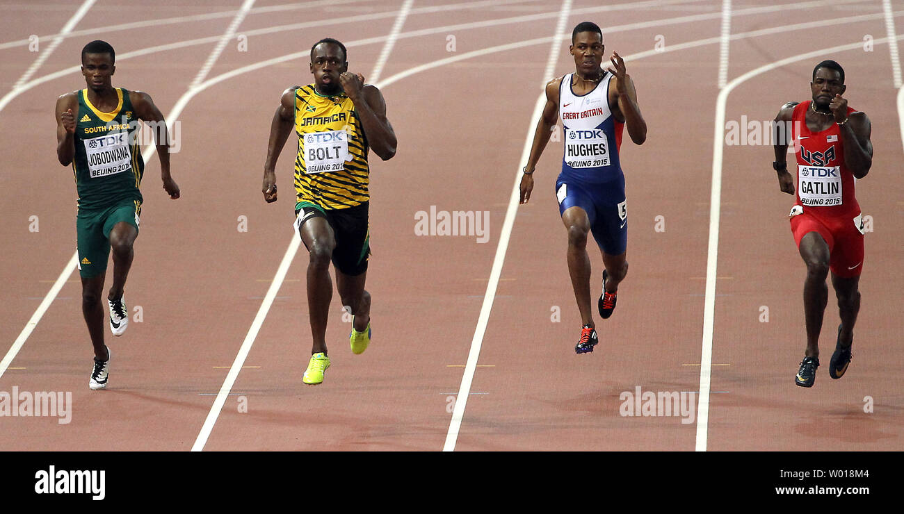 Jamaikas Usain Bolt (2-L), USA Justin Gatlin (R), Großbritanniens Hughes Zharnel (2nd-R) und Südafrikas Anase Jobodwana ((L) konkurrieren im 200 m-Finale bei den Leichtathletik-WM in Peking am 27. August 2015 organisiert wird. Schraube gewann mit einer Zeit von 19,55 Sekunden, gefolgt von Gatlin (19.74) Im zweiten, Jobodwana ((19.87) Im dritten und Hughes (20.02) im Fünften. Foto von Stephen Rasierer/UPI Stockfoto