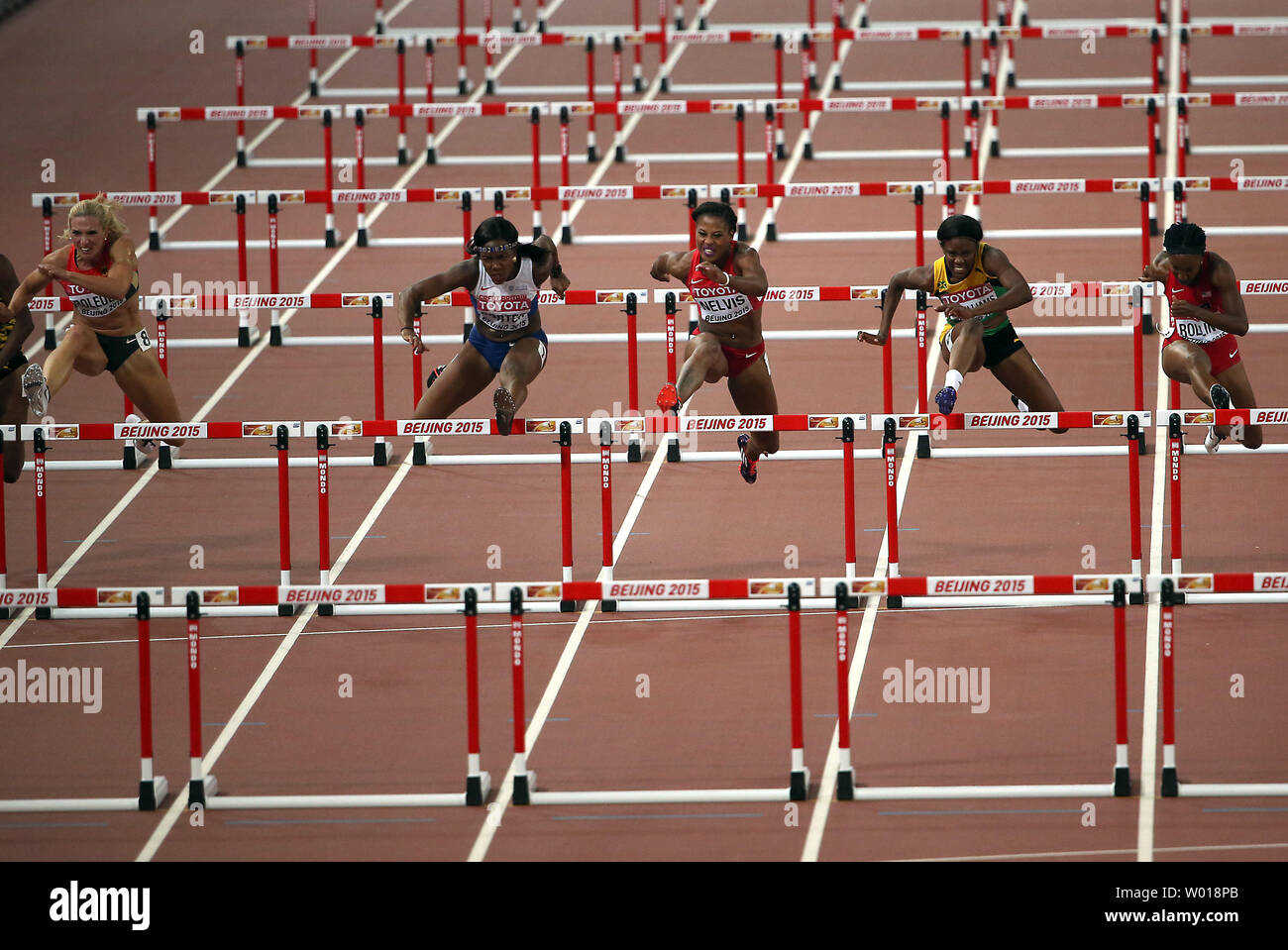 (L-R) in Deutschland Cindy Roleder, Großbritanniens Tiffany Porter, USA Sharika Nelvis, Jamaikas Danielle Williams und die USA Brianna Rollins konkurrieren in den 100 m Hürden Finale bei der Leichtathletik-WM in Peking am 28. August 2015 gehostet wird. Williams gewann mit einem persönlichen besten 12.57 Sekunden. Roleder (12.59) beendete zweite von Belarus Alina Talay (12,66) im dritten gefolgt. Foto von Stephen Rasierer/UPI Stockfoto