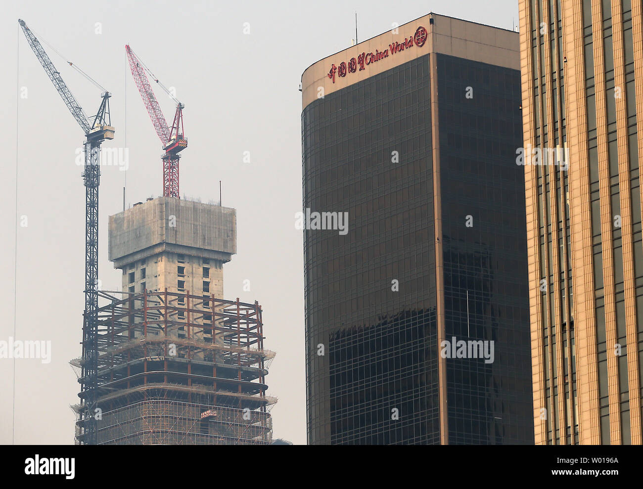 Eine neue Wolkenkratzer im Bau ist in der Innenstadt von Peking am 23. September 2015. Internationale Börse Turbulenzen und einer Überraschung chinesische Währung Abwertung hat Ängste eines chinesischen Konjunktureinbruch mit globalen Auswirkungen. Foto von Stephen Rasierer/UPI Stockfoto