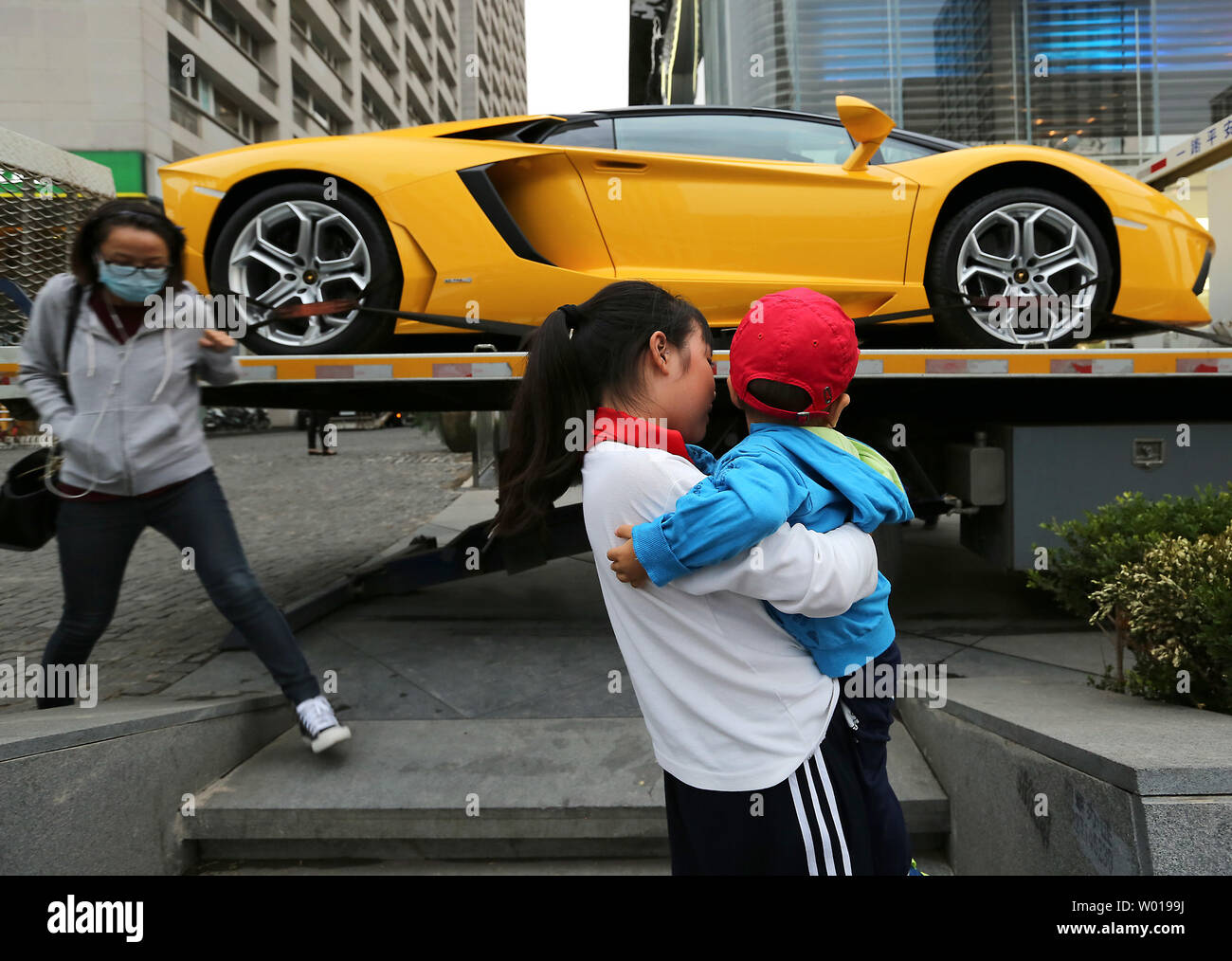 Eine neue Lamborghini Aventador ist ein Showroom in der Innenstadt von Peking am 10. Oktober 2015 geliefert. Chinas wirtschaftliche Wachstumsverlangsamung, die Bremsen auf dem größten Automarkt der Welt, besonders schlagend Luxury Car Sales. Foto von Stephen Rasierer/UPI Stockfoto