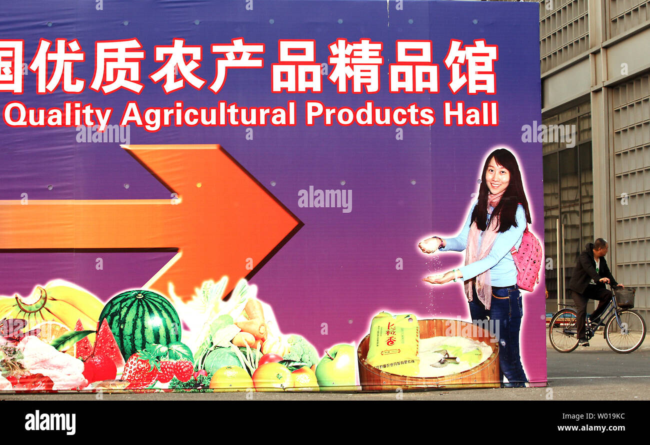 Ein chinesischer Mann sich eine Werbung für eine landwirtschaftliche Messe in Peking am 25. November 2015. Es gibt eine zunehmende Zahl von kleinen, boutique Farmen und organischen Bauernhöfen rund um die Hauptstadt Chinas, die chinesische Nachfrage gesünder landwirtschaftliche Produkte. Foto von Stephen Rasierer/UPI Stockfoto