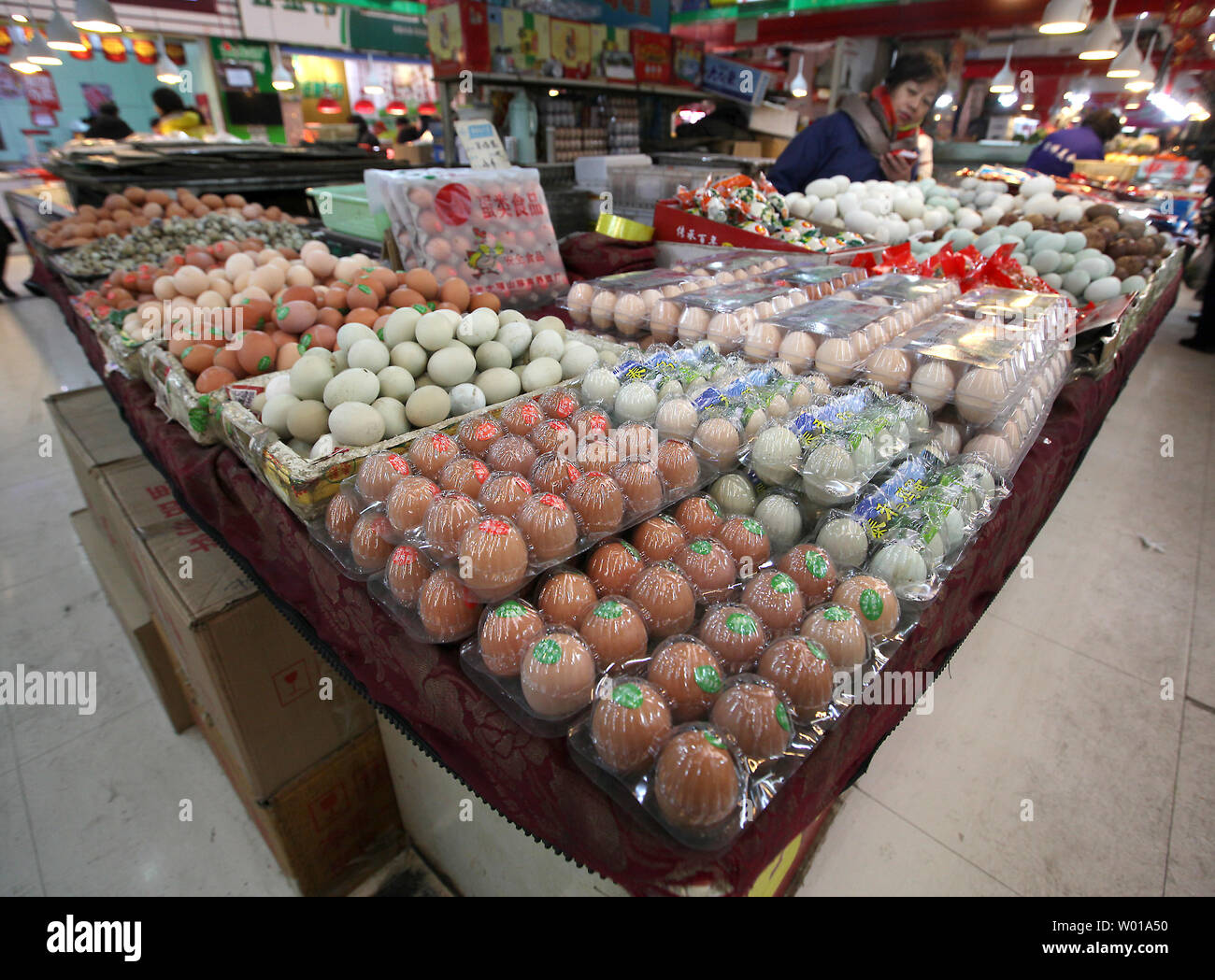 Ein chinesischer Hersteller verkauft Eier an einem Lebensmittelmarkt in Peking am 30. Januar 2016. Chinas Verbraucher stieg die Inflation im Dezember höher auf steigende Lebensmittelpreise und signalisiert damit, dass die Nachfrage kann die Stabilisierung auf niedrigem Niveau die zweitgrößte Volkswirtschaft der Welt sein. Foto von Stephen Rasierer/UPI Stockfoto