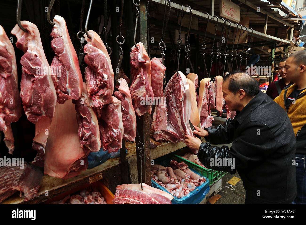 Metzger verkaufen alle - Dinge, Schweinefleisch zu einem Lebensmittelmarkt in Peking am 15. April 2016. Seit 2012 Chinesisch Schweinefleisch Landwirte produzieren seit mehr als 50 Millionen Tonnen Schweinefleisch. Das ist die doppelte Menge an Fleisch in den Ländern der Europäischen Union und fünf Mal den Betrag in den Vereinigten Staaten produziert wurden. Foto von Stephen Rasierer/UPI Stockfoto